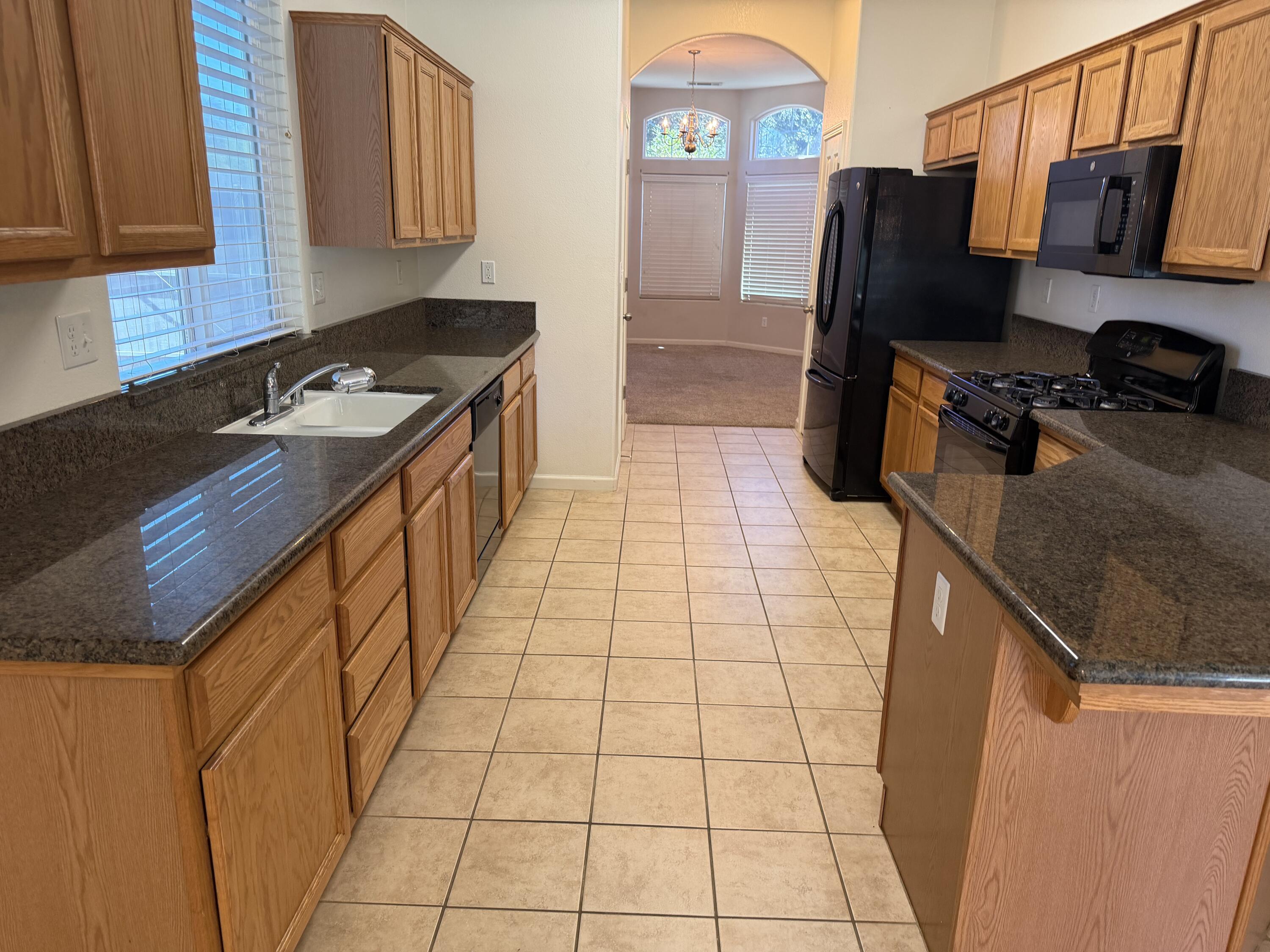 2289 E Kaiser Creek Ave, Tulare, CA 93274