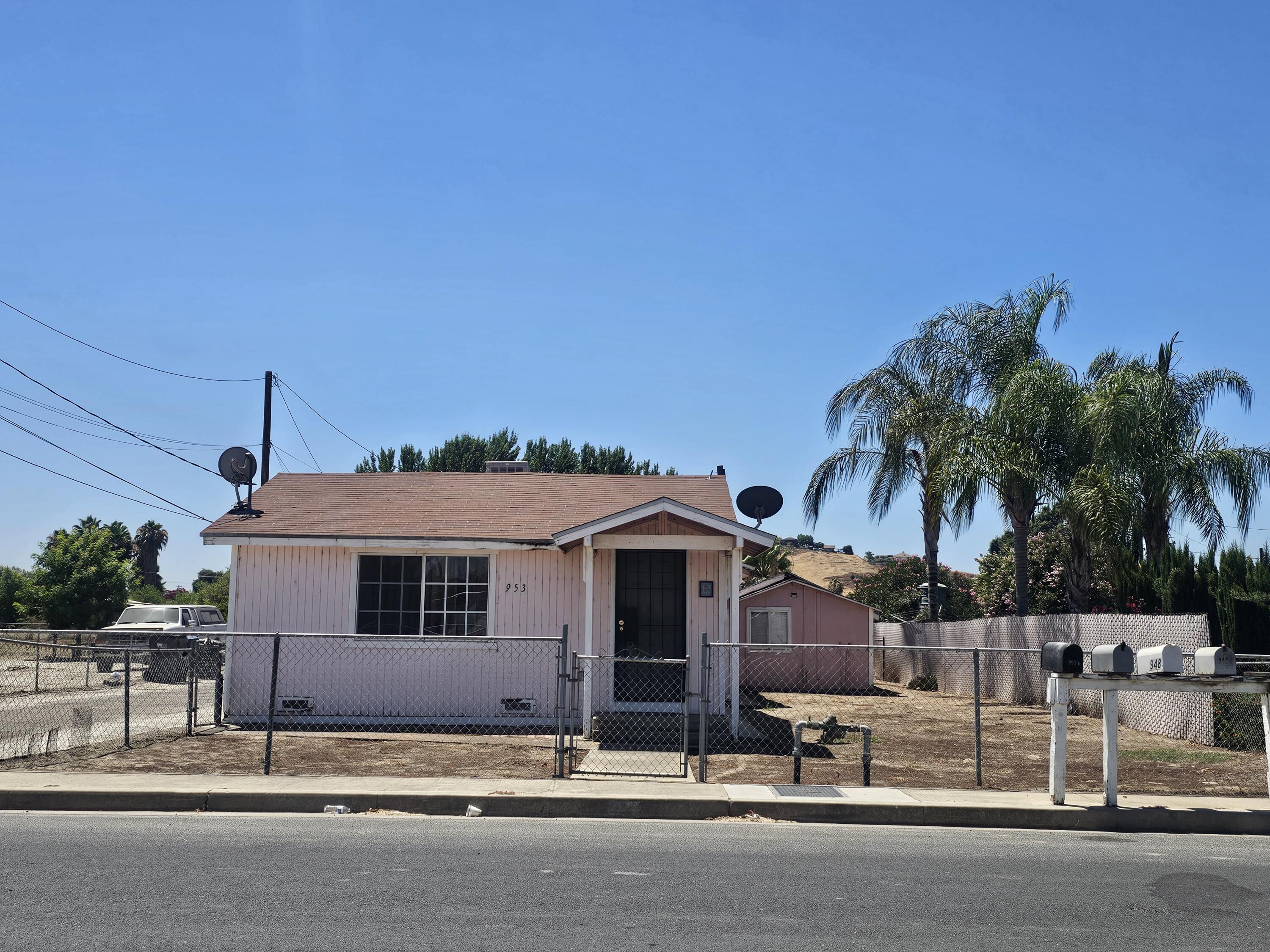 953 Cleo Ave, Porterville, CA 93257