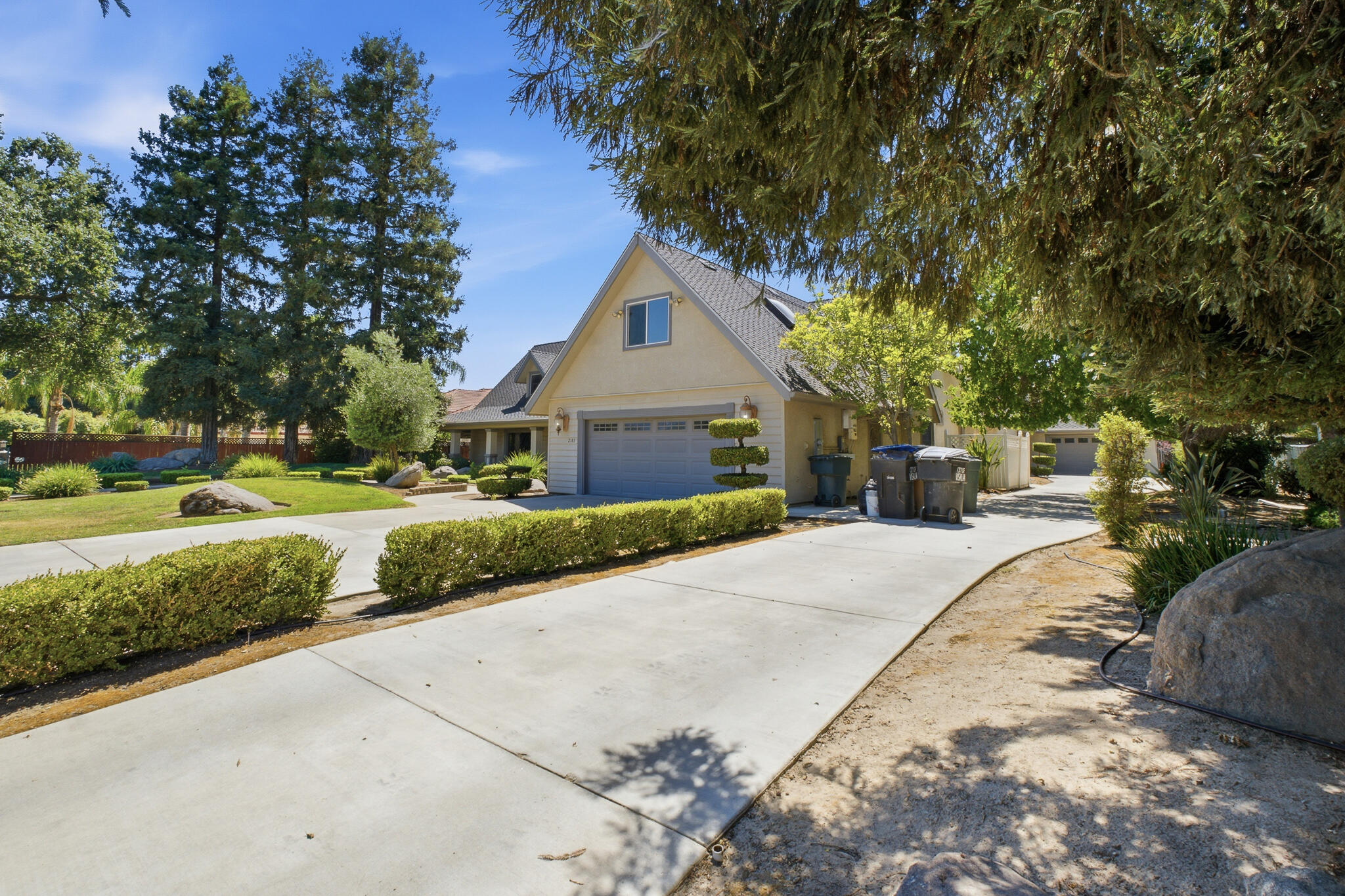 2183 N Linwood St, Visalia, CA 93291