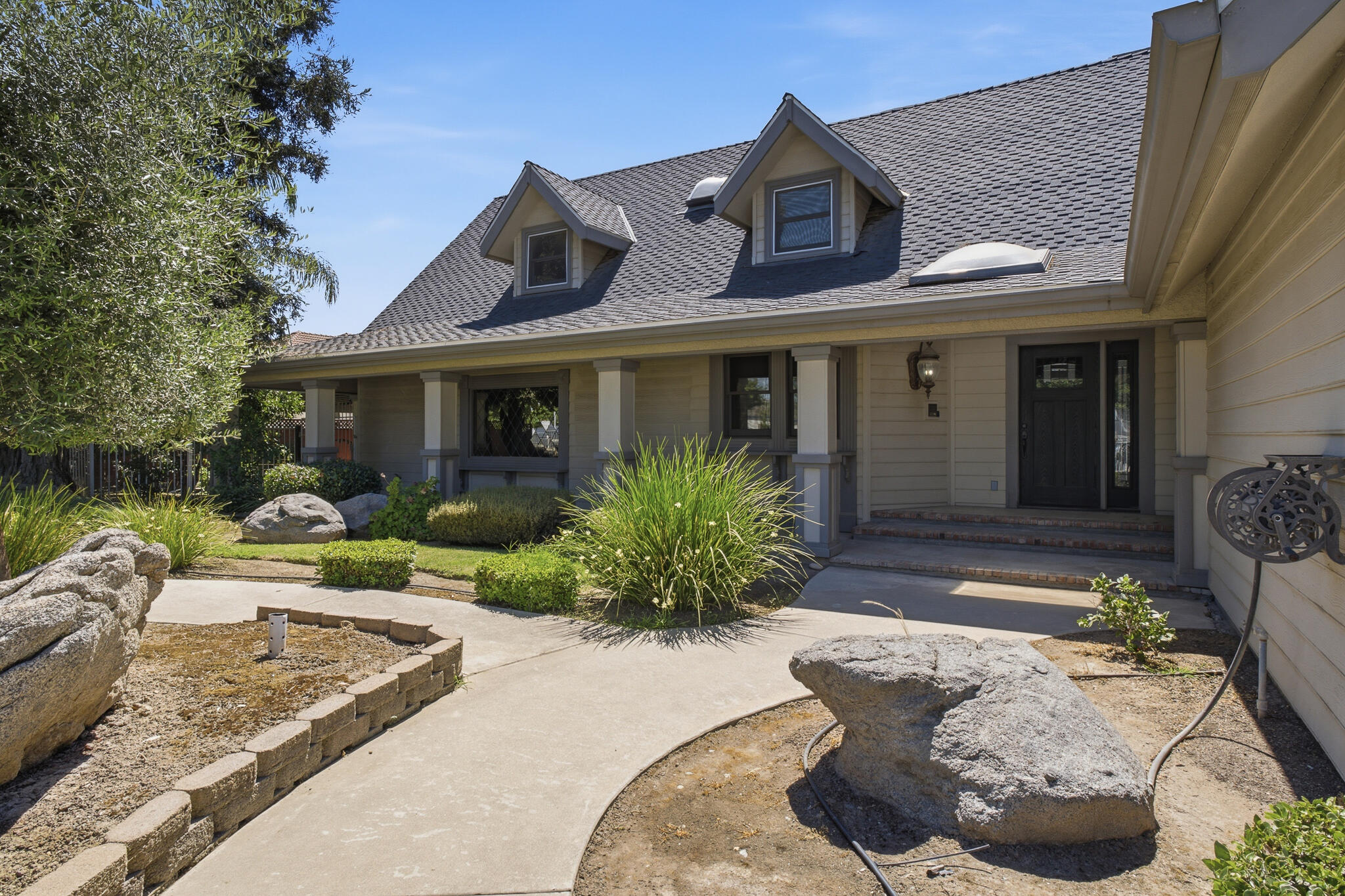 2183 N Linwood St, Visalia, CA 93291