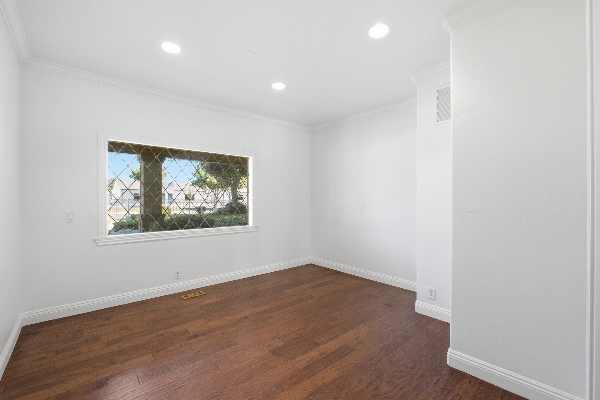 2183 N Linwood St, Visalia, CA 93291