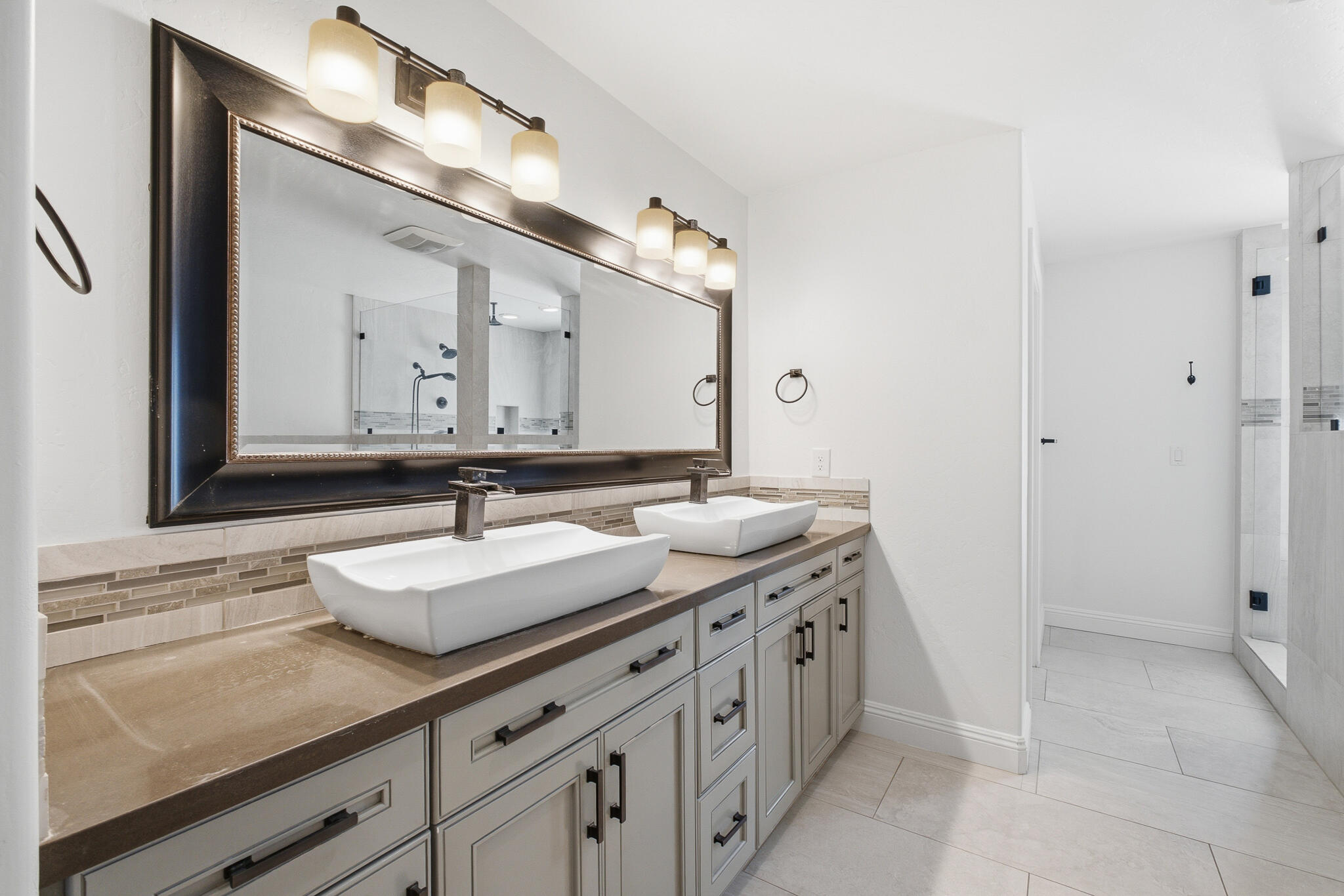 2183 N Linwood St, Visalia, CA 93291