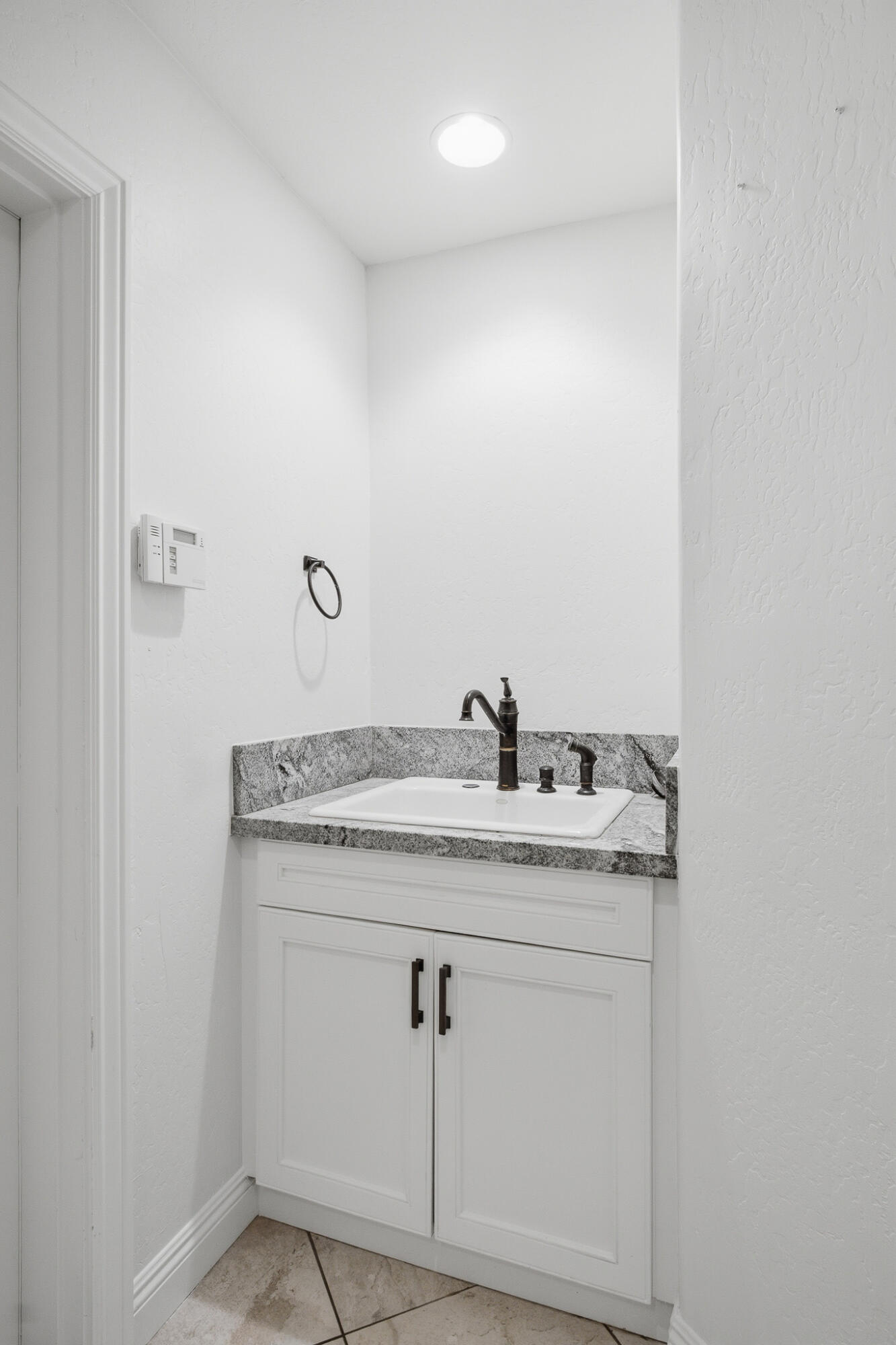 2183 N Linwood St, Visalia, CA 93291
