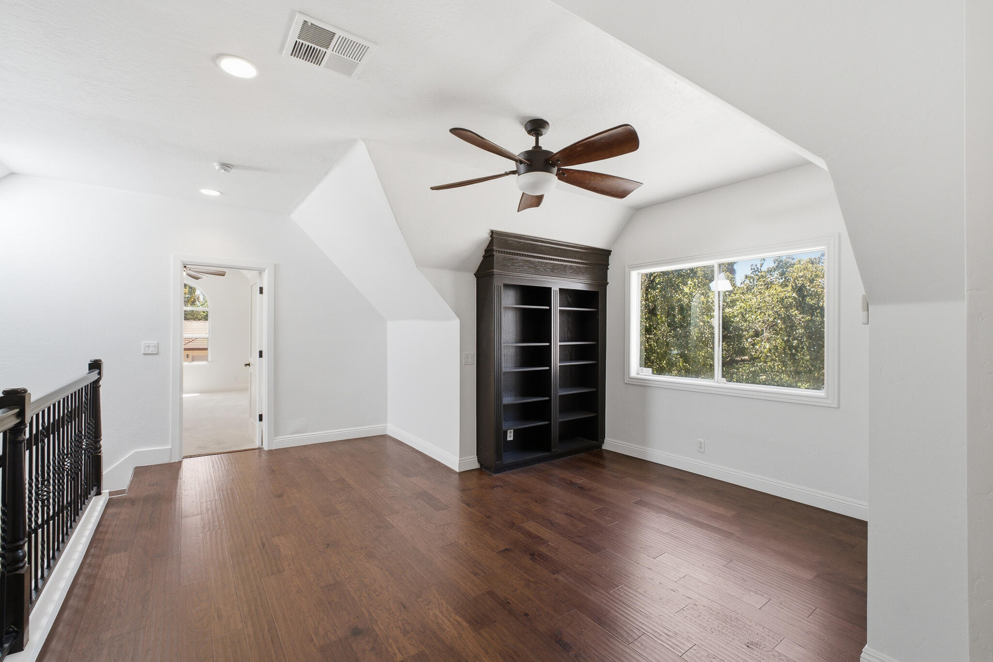 2183 N Linwood St, Visalia, CA 93291
