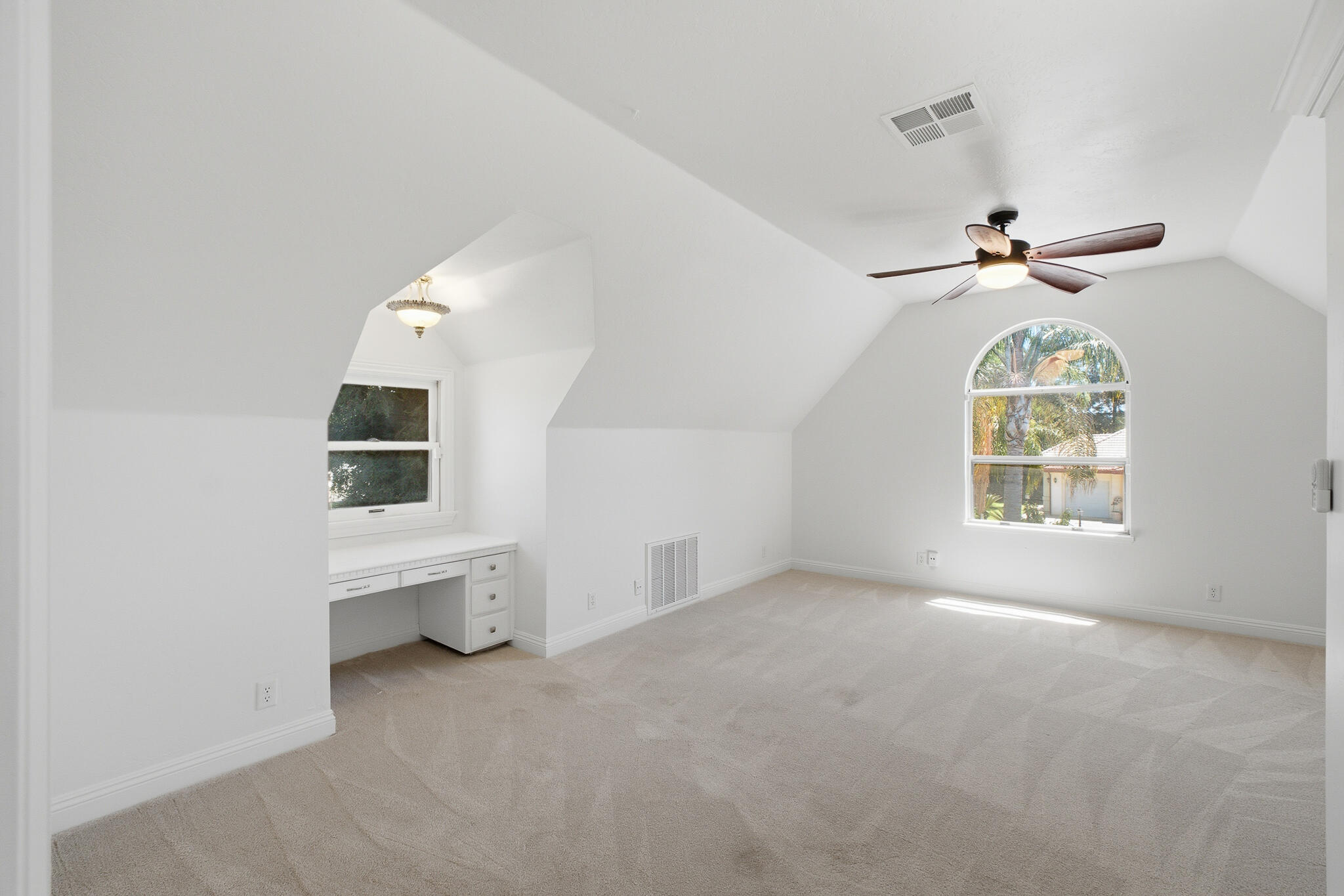 2183 N Linwood St, Visalia, CA 93291