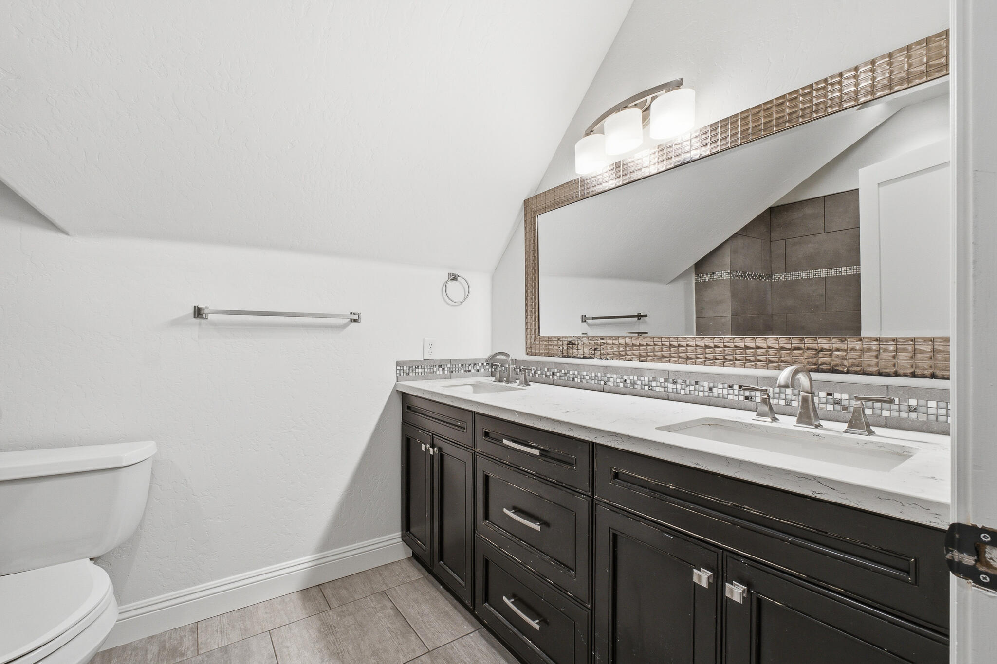 2183 N Linwood St, Visalia, CA 93291