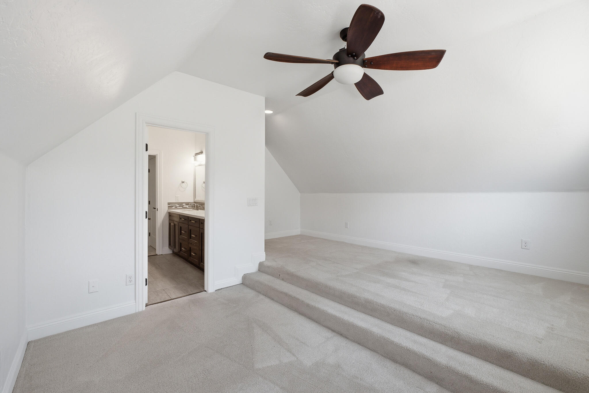 2183 N Linwood St, Visalia, CA 93291