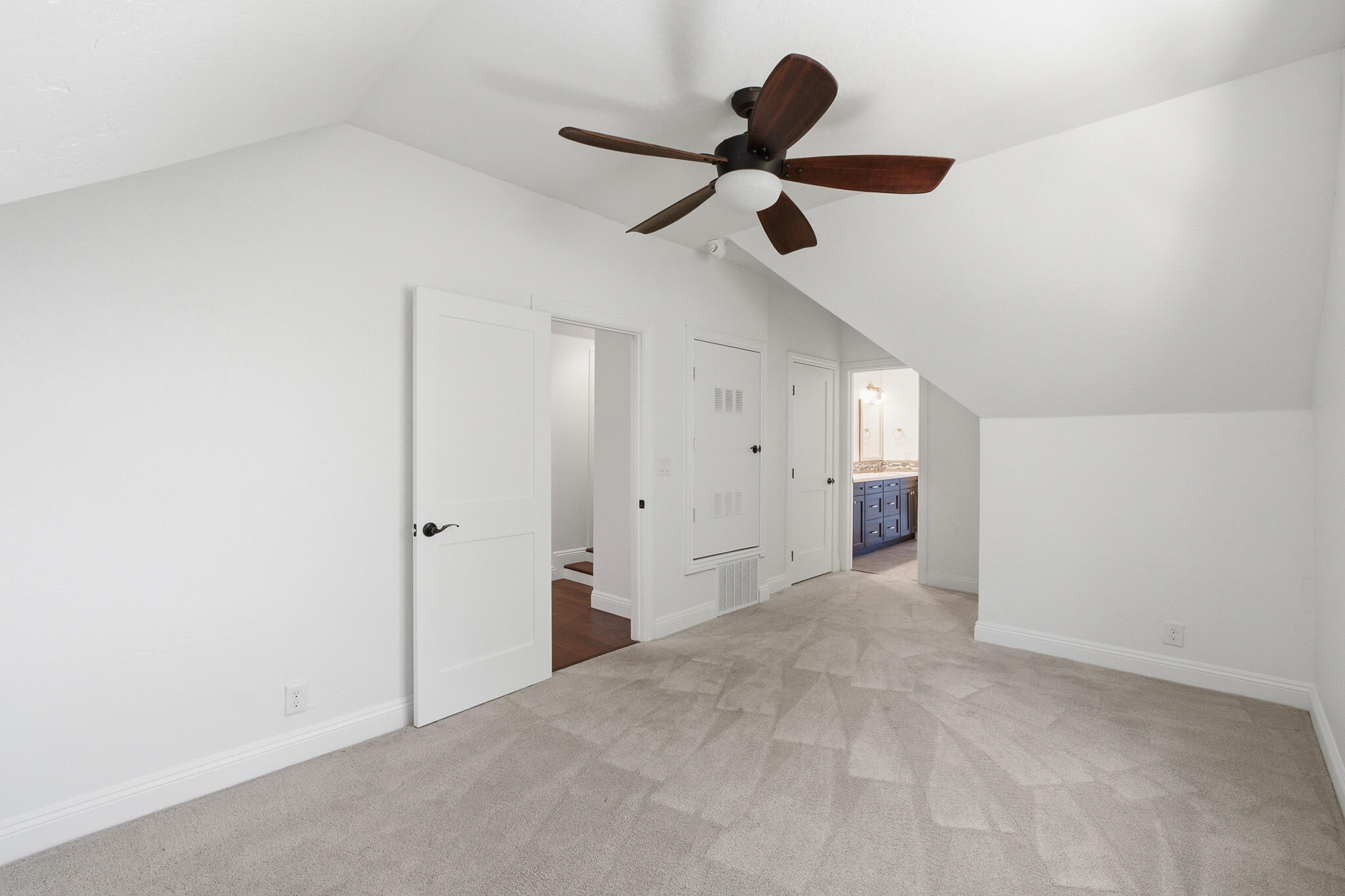 2183 N Linwood St, Visalia, CA 93291