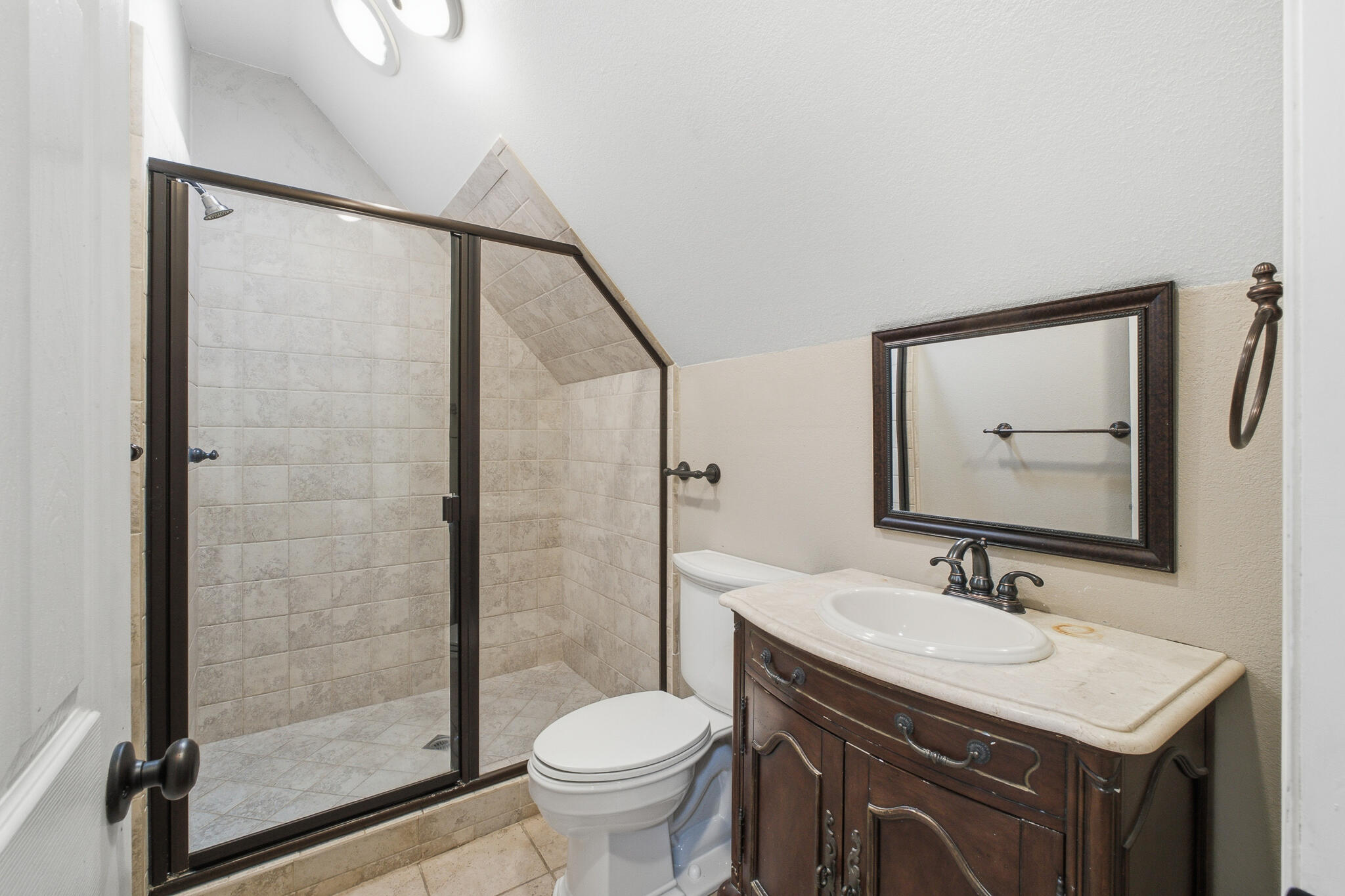 2183 N Linwood St, Visalia, CA 93291