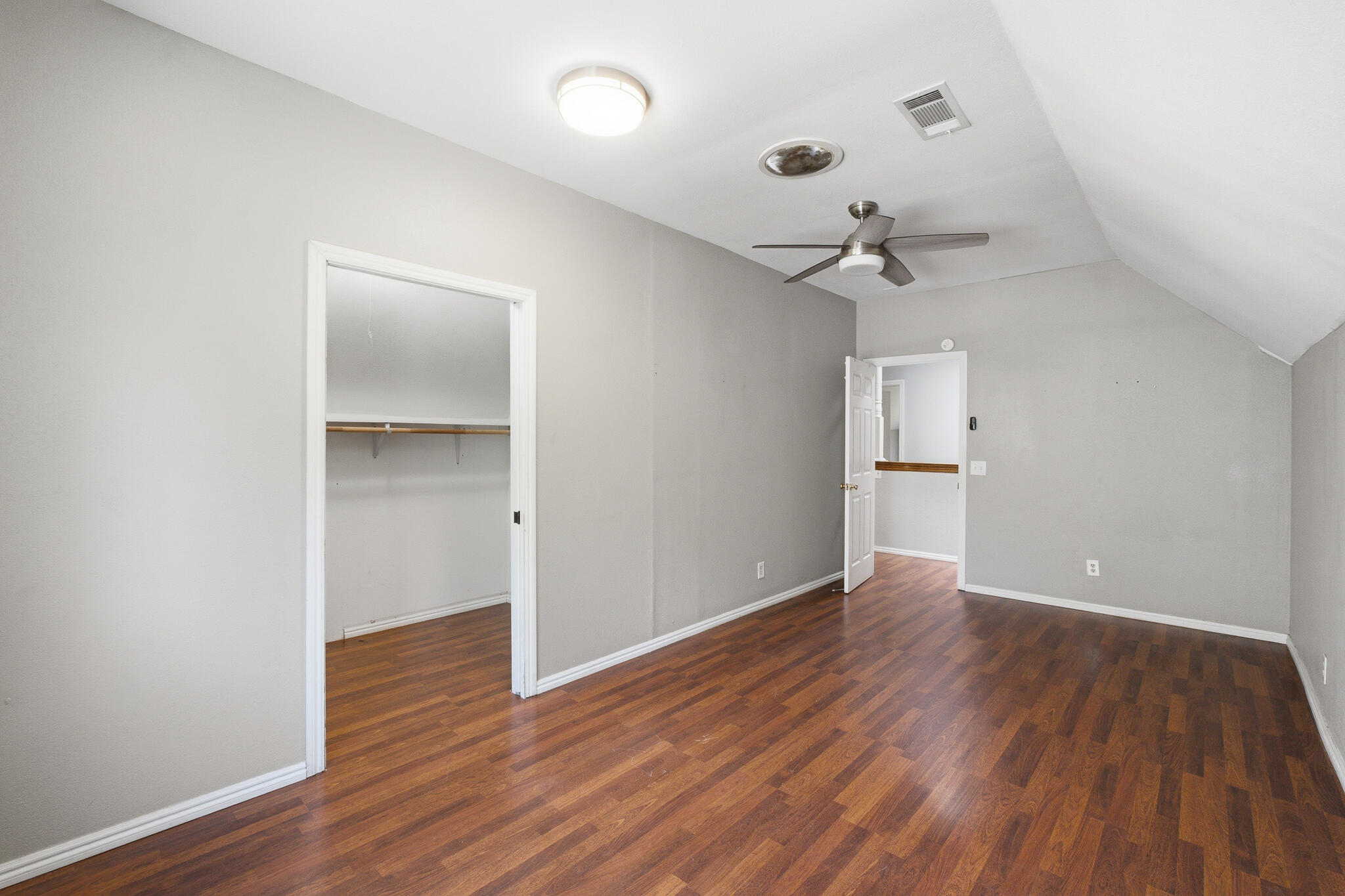 2183 N Linwood St, Visalia, CA 93291