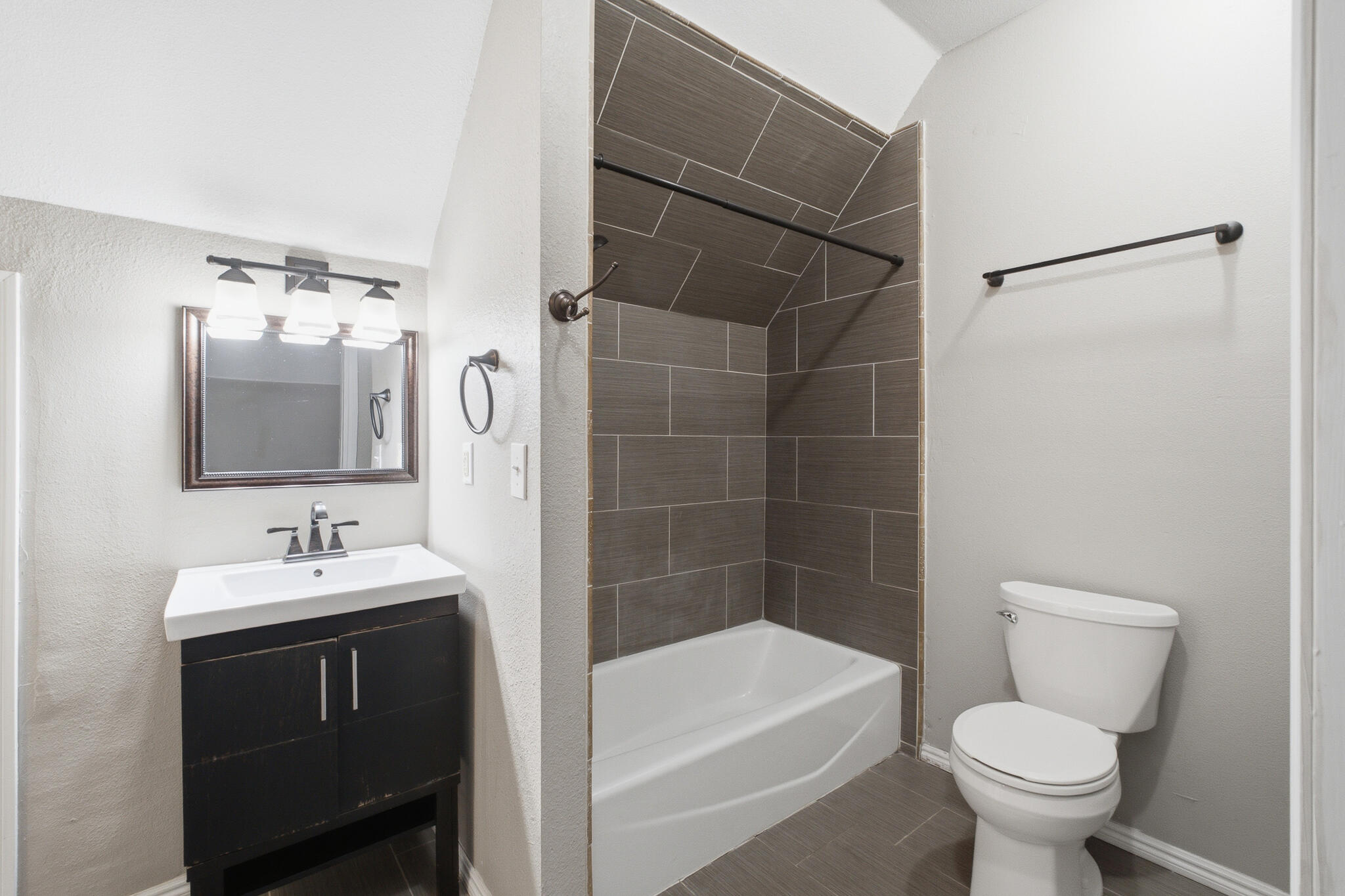 2183 N Linwood St, Visalia, CA 93291