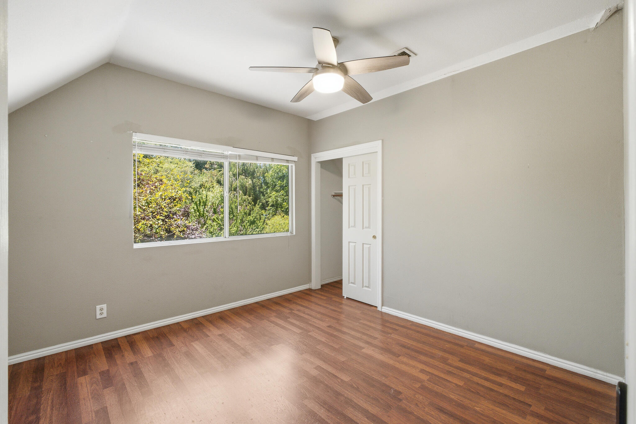2183 N Linwood St, Visalia, CA 93291