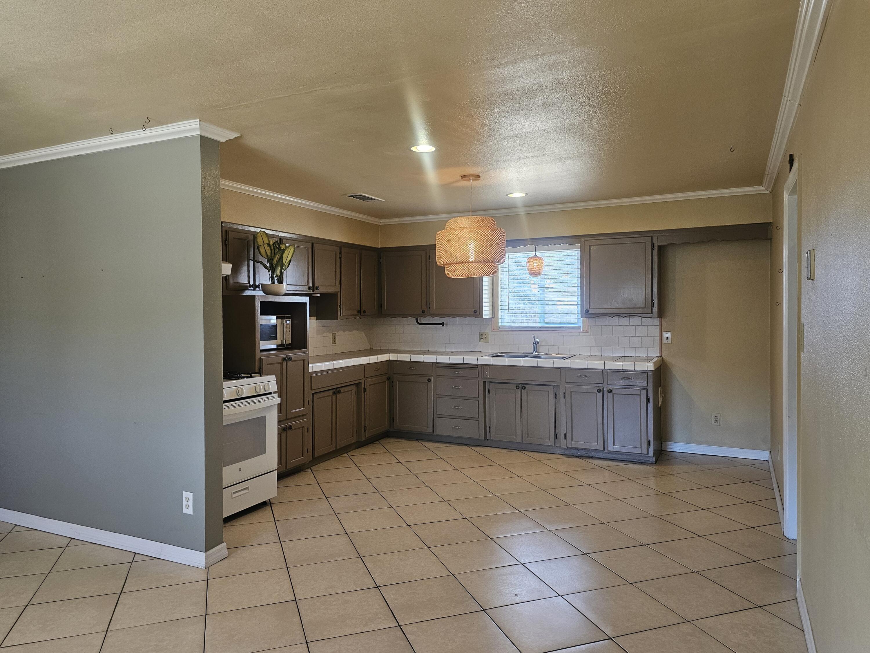 1920 W Aurora Ave, Porterville, CA 93257