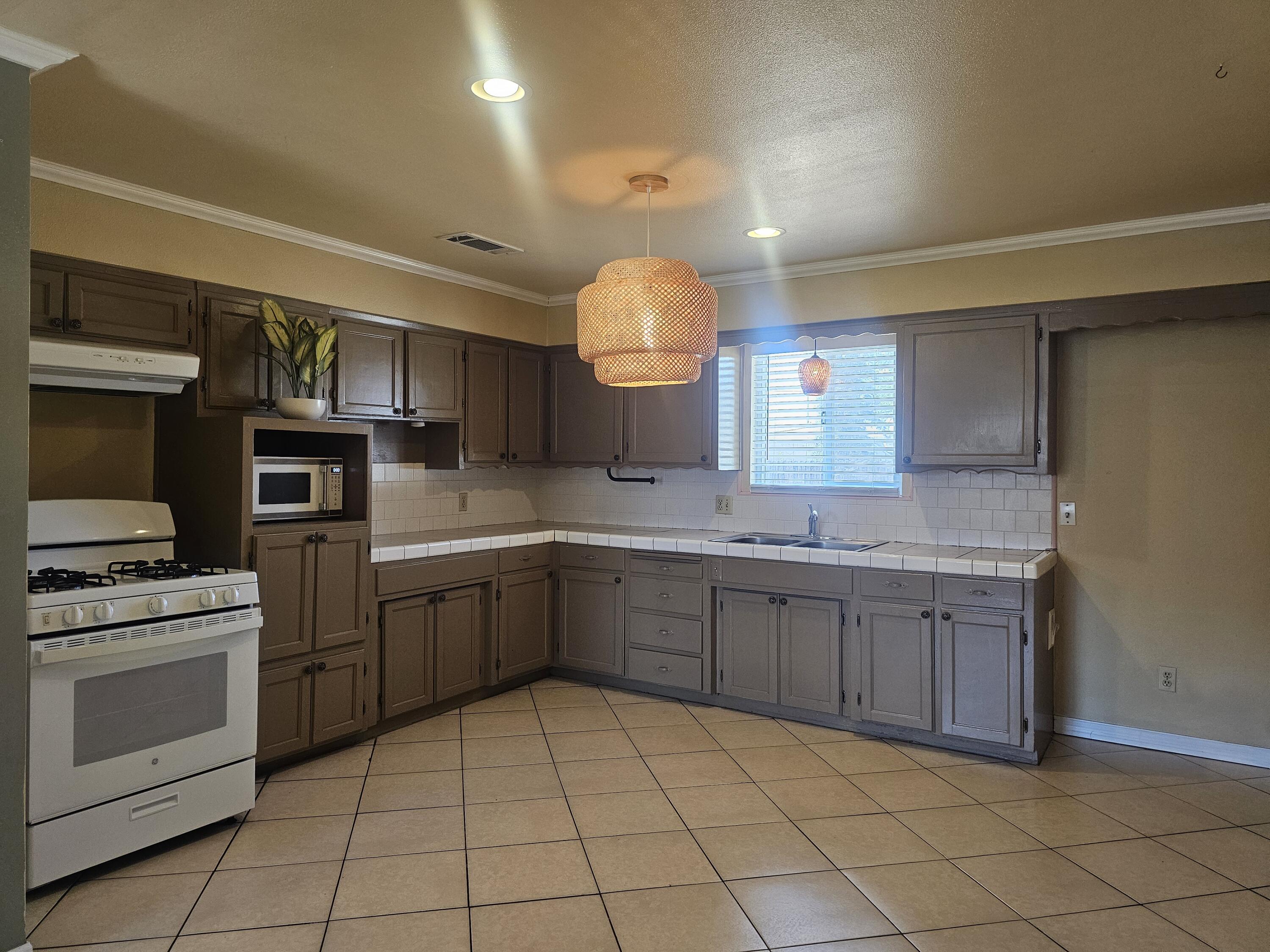1920 W Aurora Ave, Porterville, CA 93257