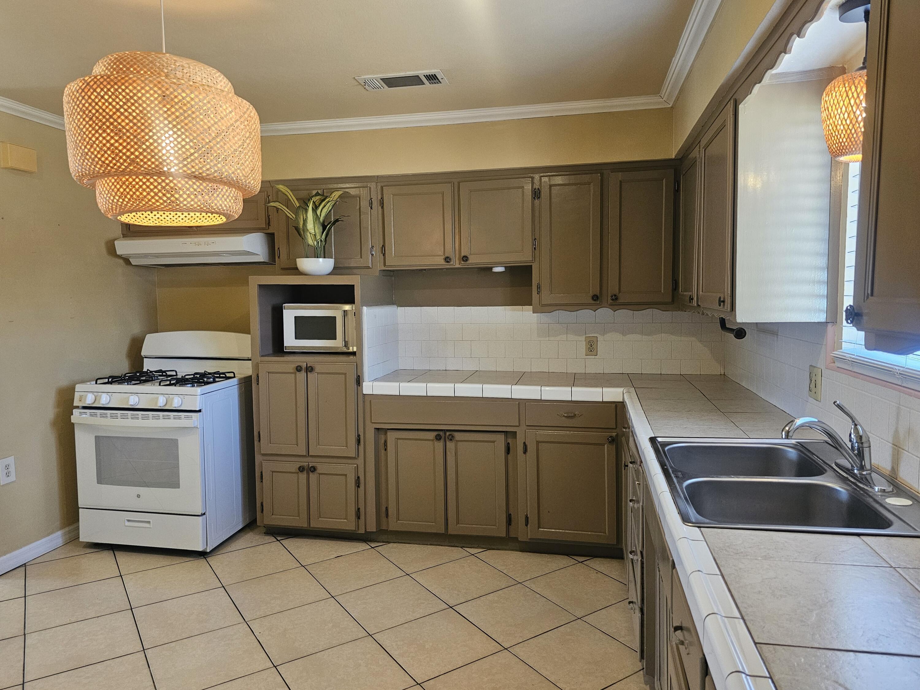 1920 W Aurora Ave, Porterville, CA 93257