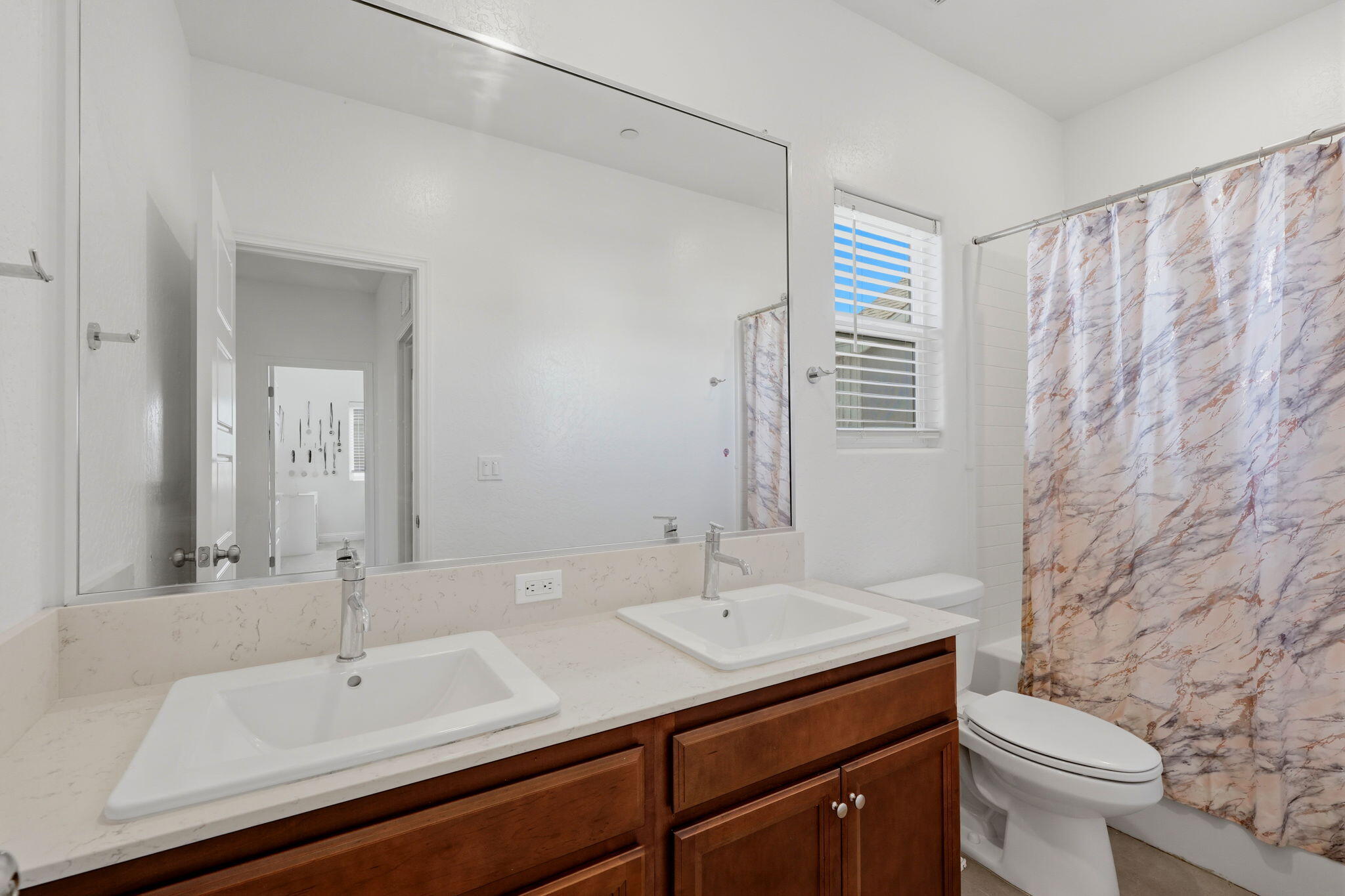 3639 N Encina Ct, Visalia, CA 93291