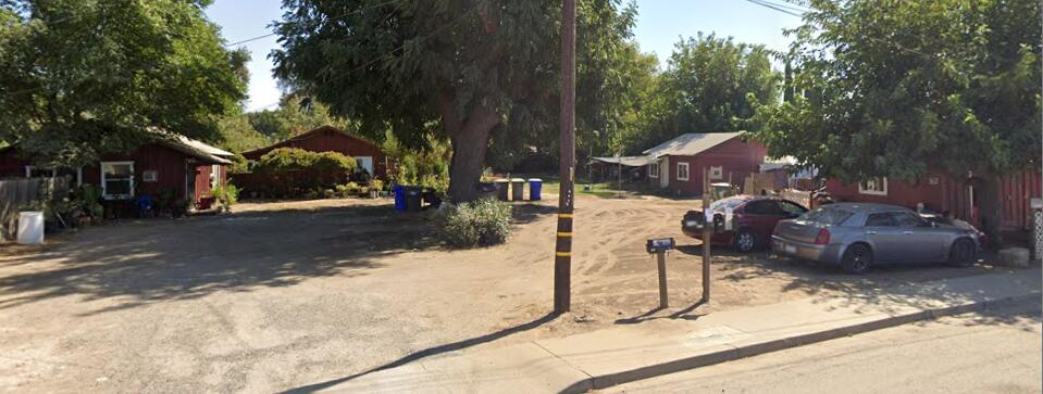 245 W Oakland St, Farmersville, CA 93223