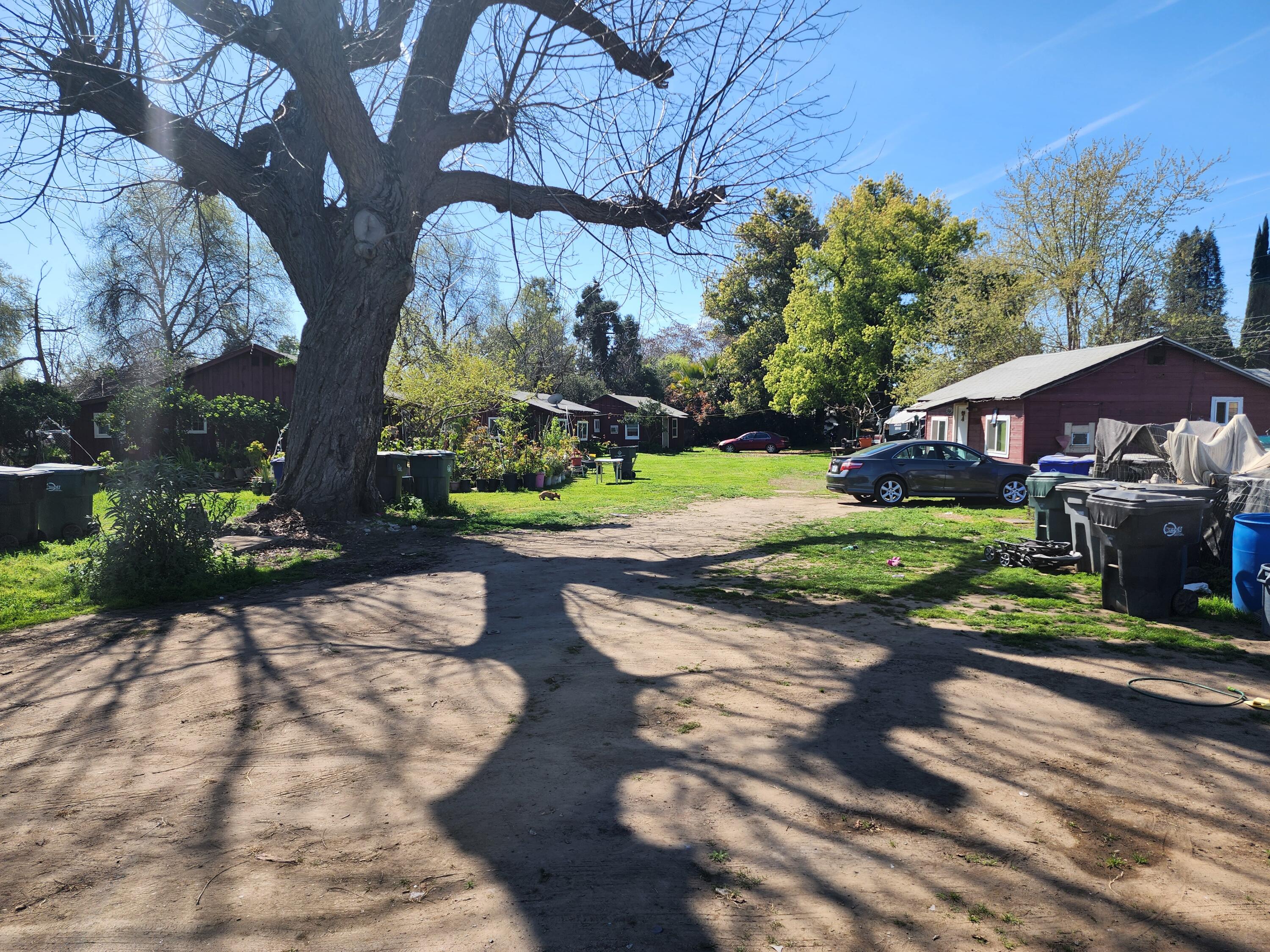 245 W Oakland St, Farmersville, CA 93223