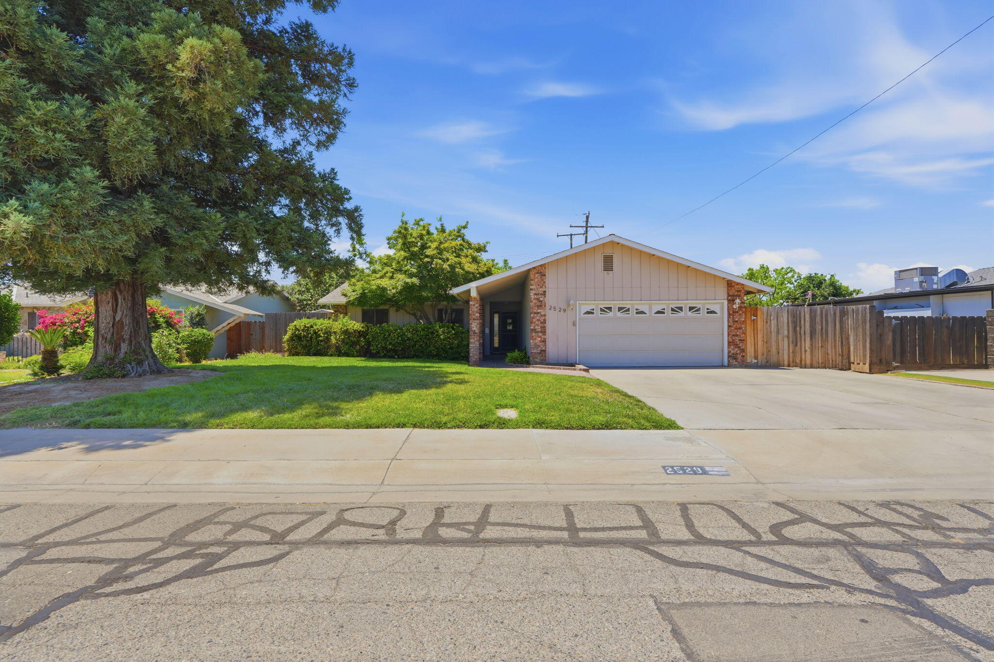 2529 S Divisadero St, Visalia, CA 93277