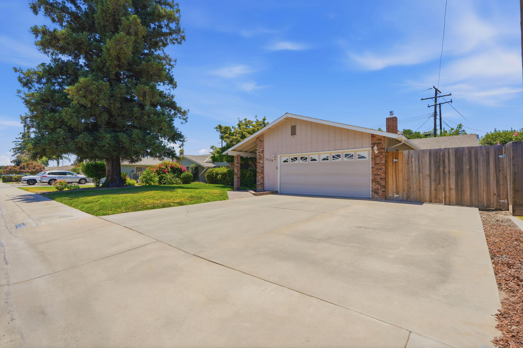 2529 S Divisadero St, Visalia, CA 93277