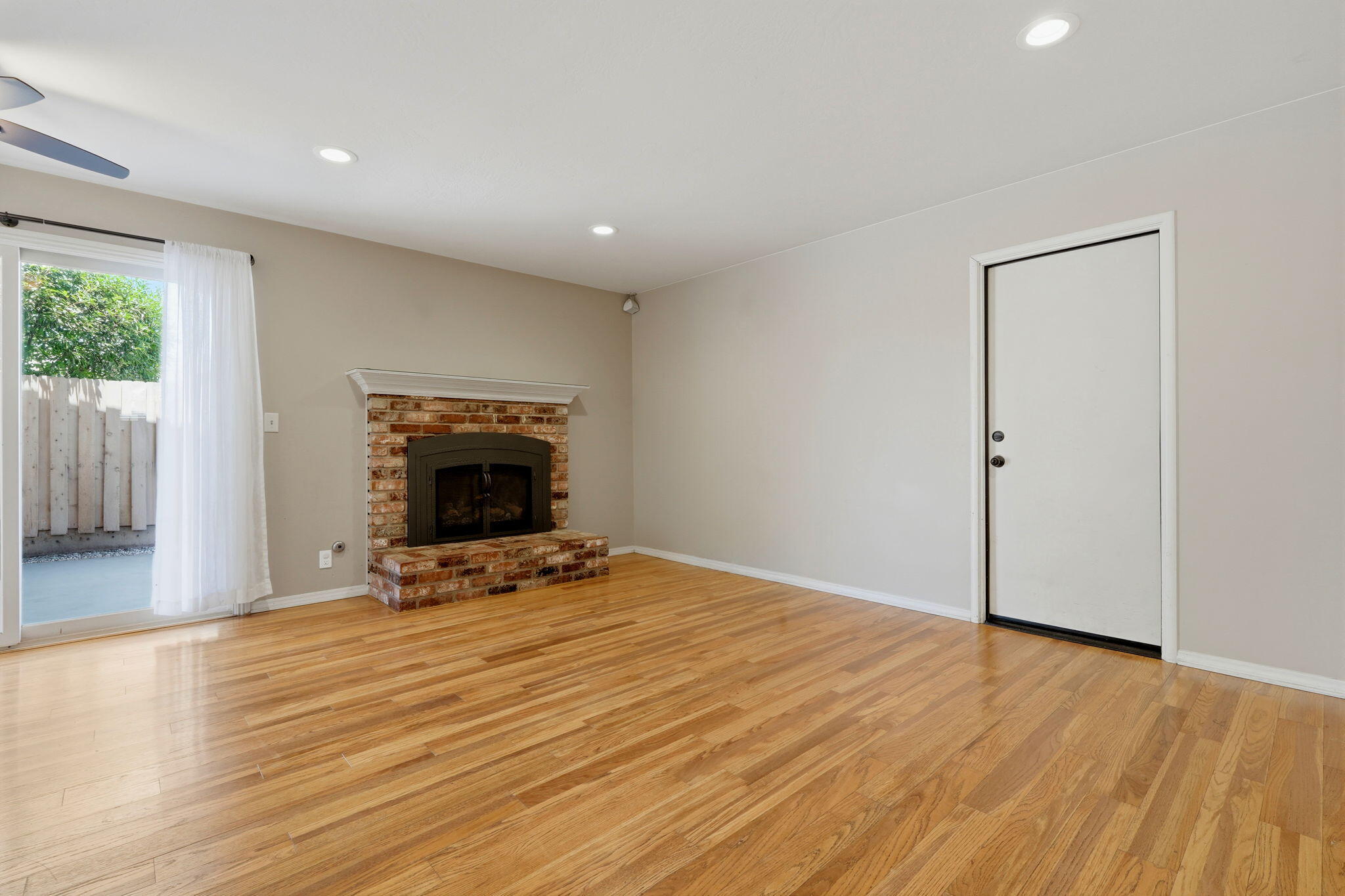2529 S Divisadero St, Visalia, CA 93277