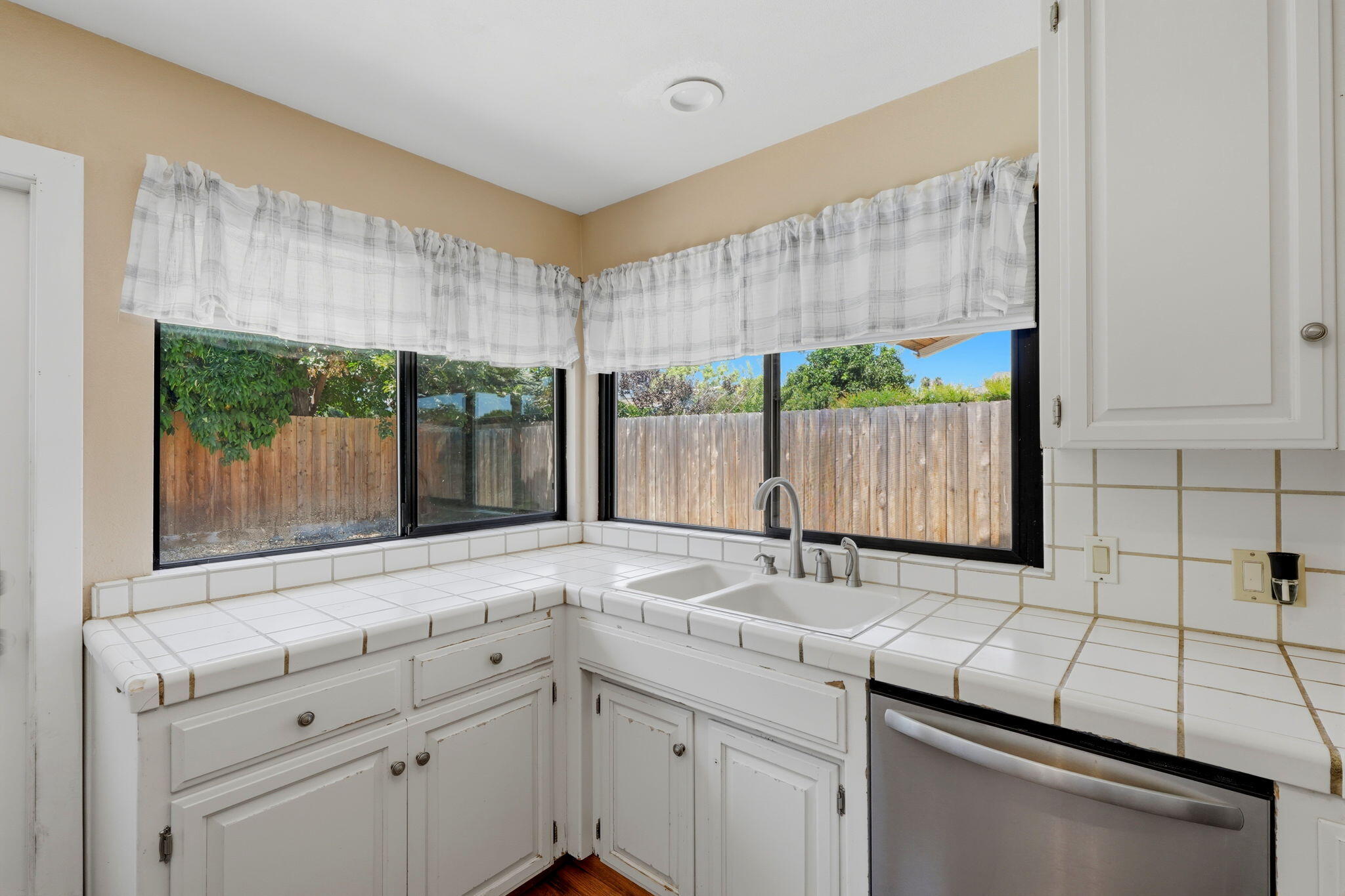 2529 S Divisadero St, Visalia, CA 93277