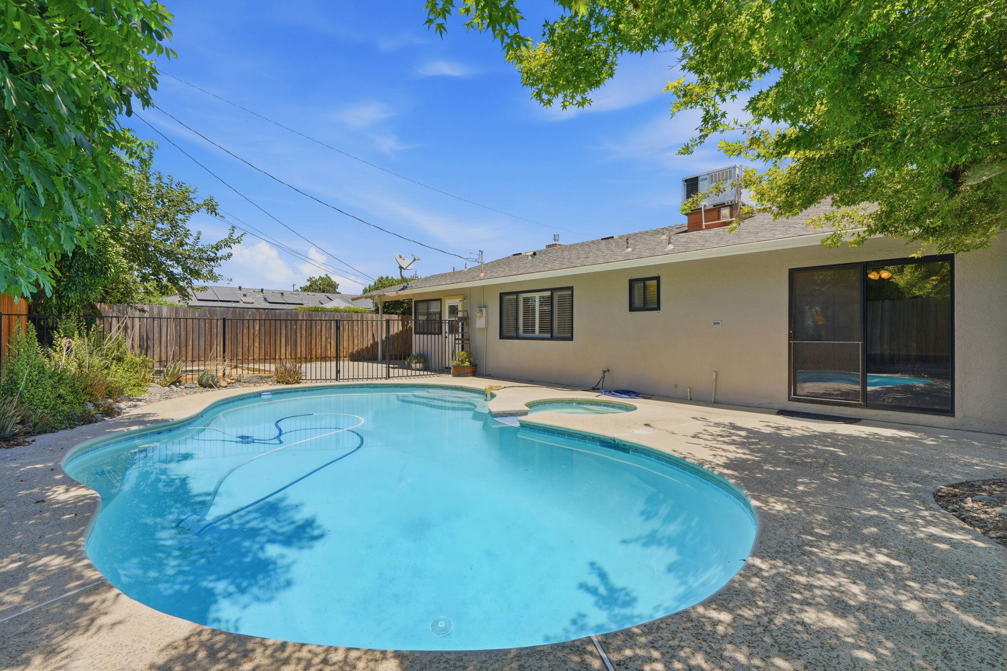 2529 S Divisadero St, Visalia, CA 93277