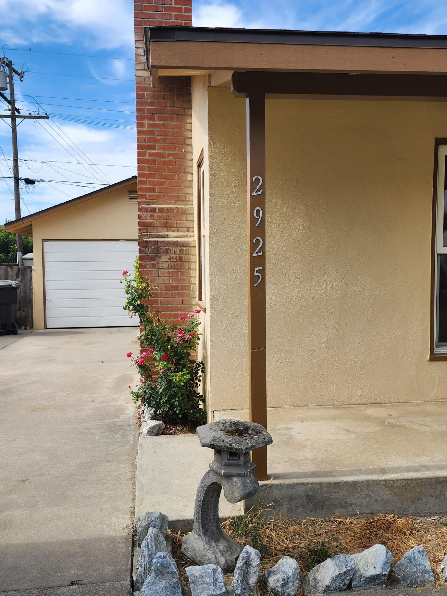2925 E Meadow Ave, Visalia, CA 93292