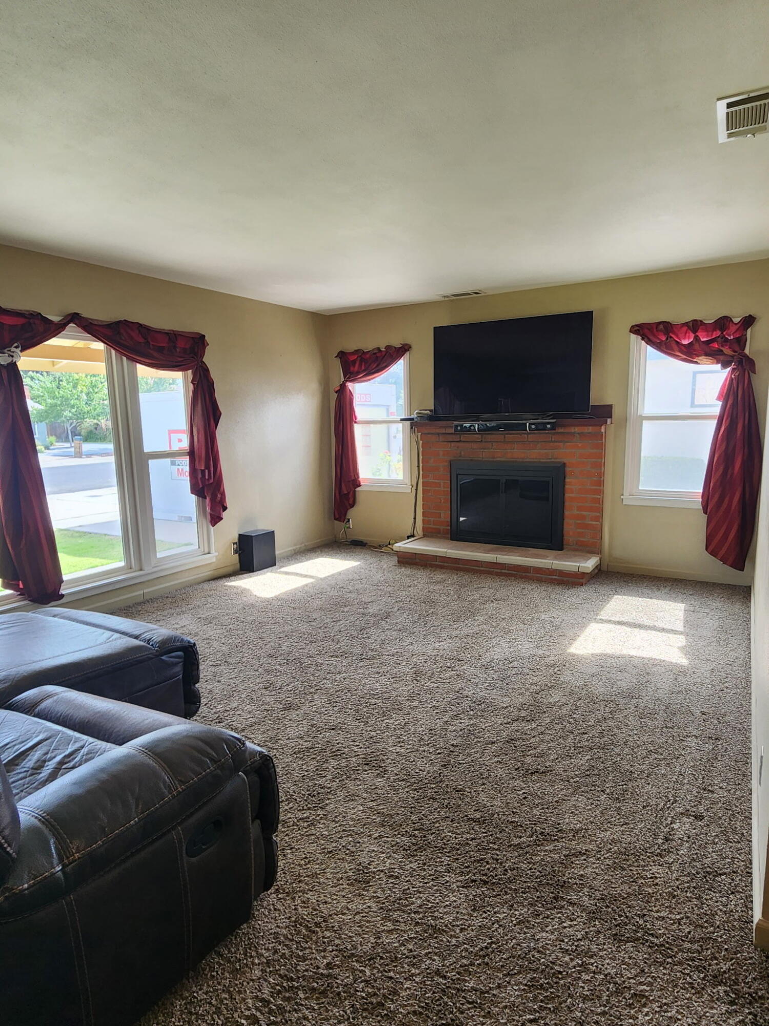 2925 E Meadow Ave, Visalia, CA 93292