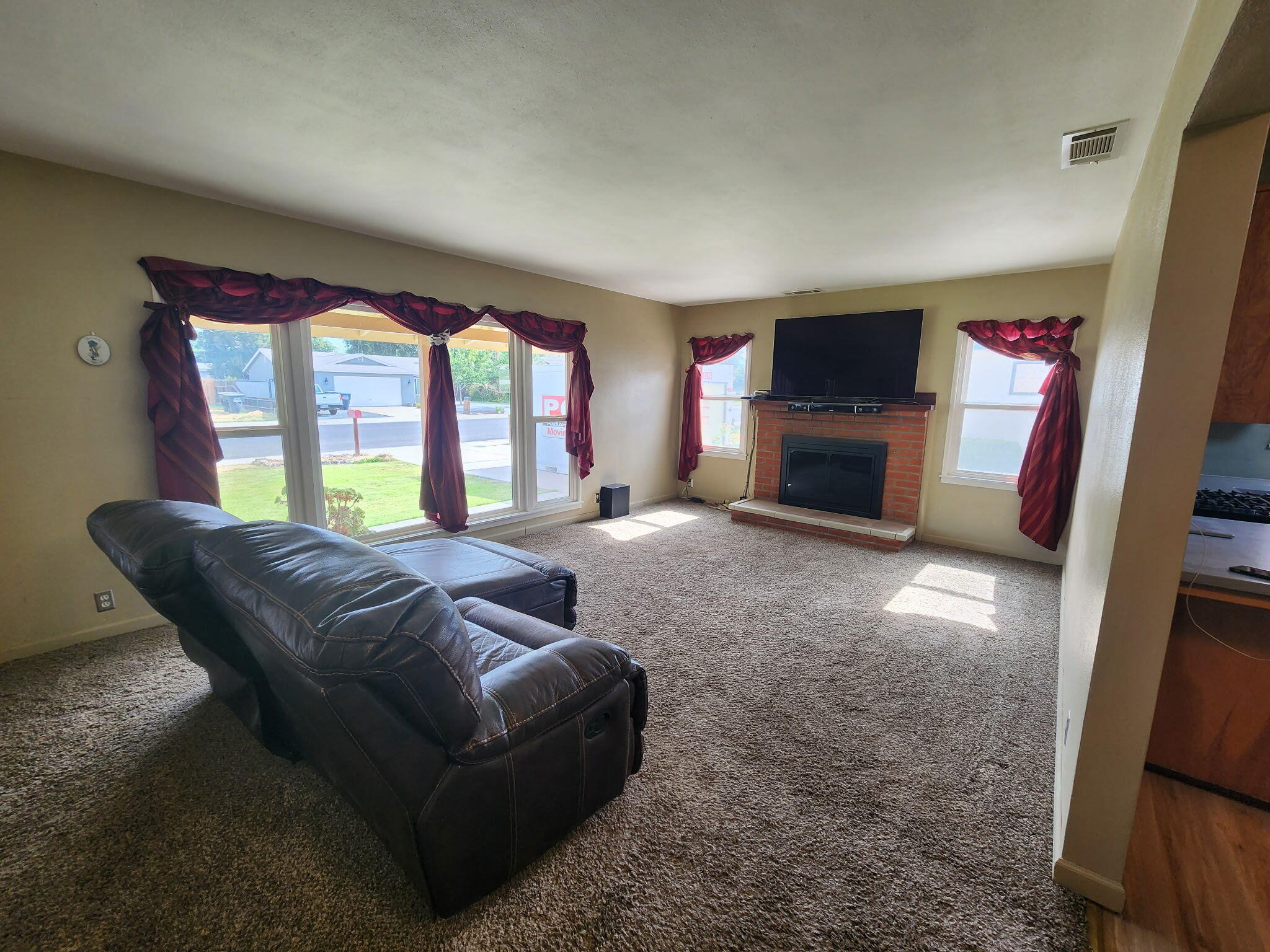 2925 E Meadow Ave, Visalia, CA 93292