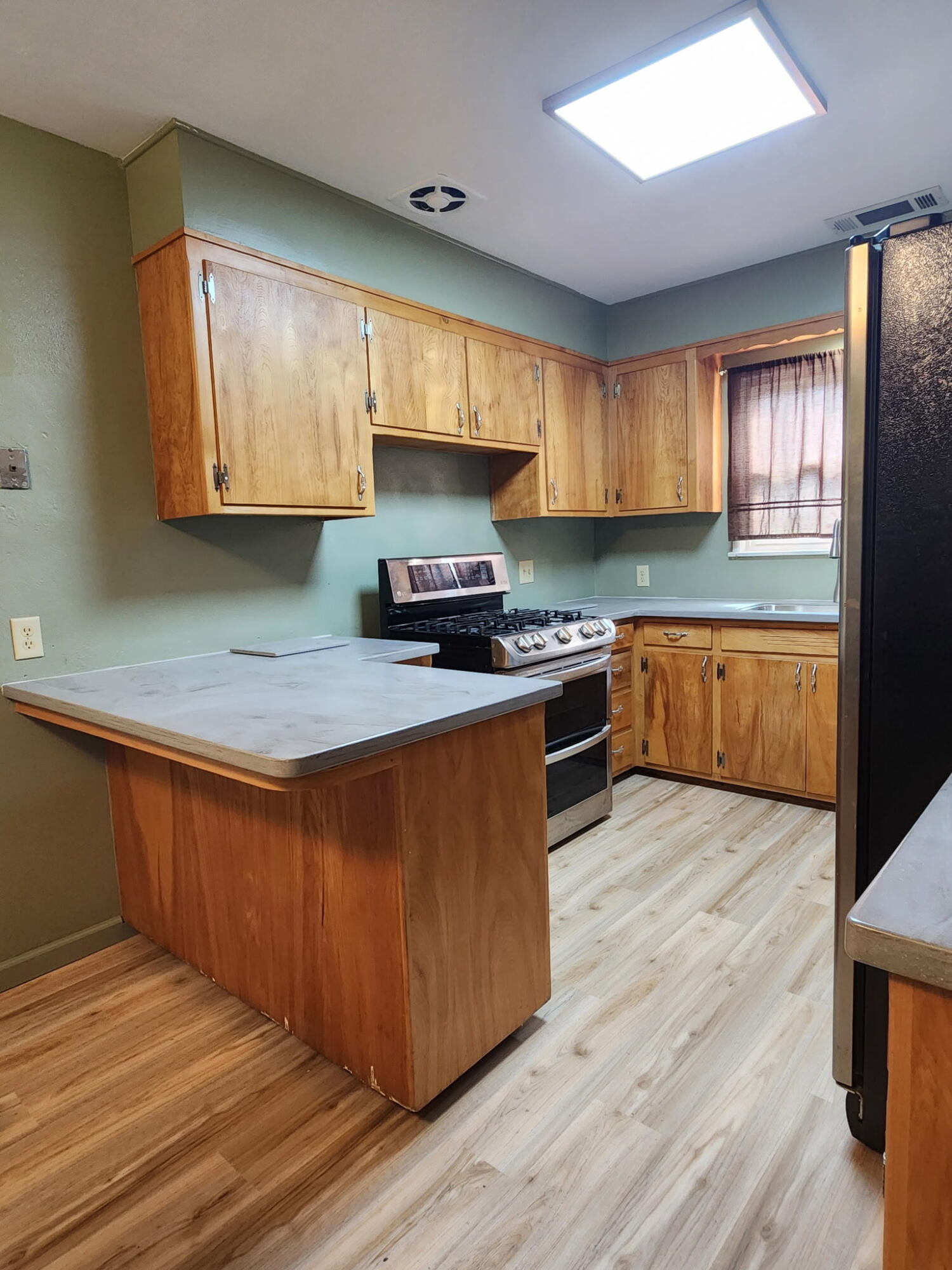 2925 E Meadow Ave, Visalia, CA 93292
