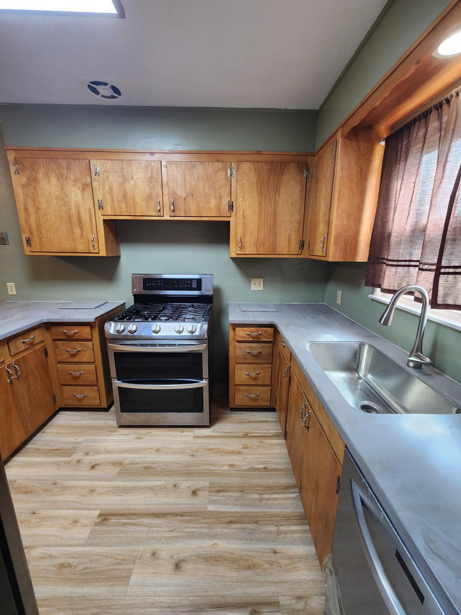 2925 E Meadow Ave, Visalia, CA 93292
