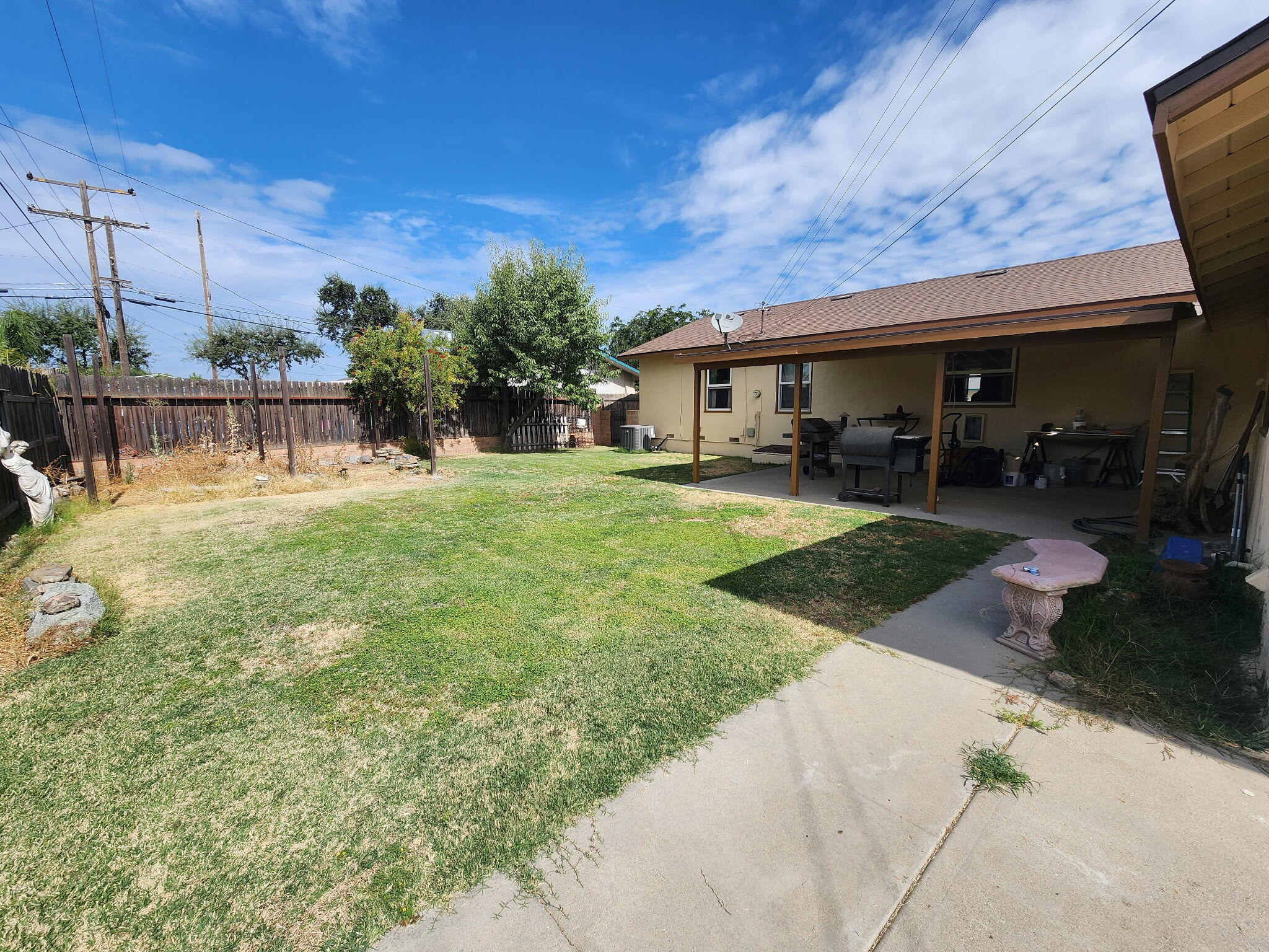 2925 E Meadow Ave, Visalia, CA 93292