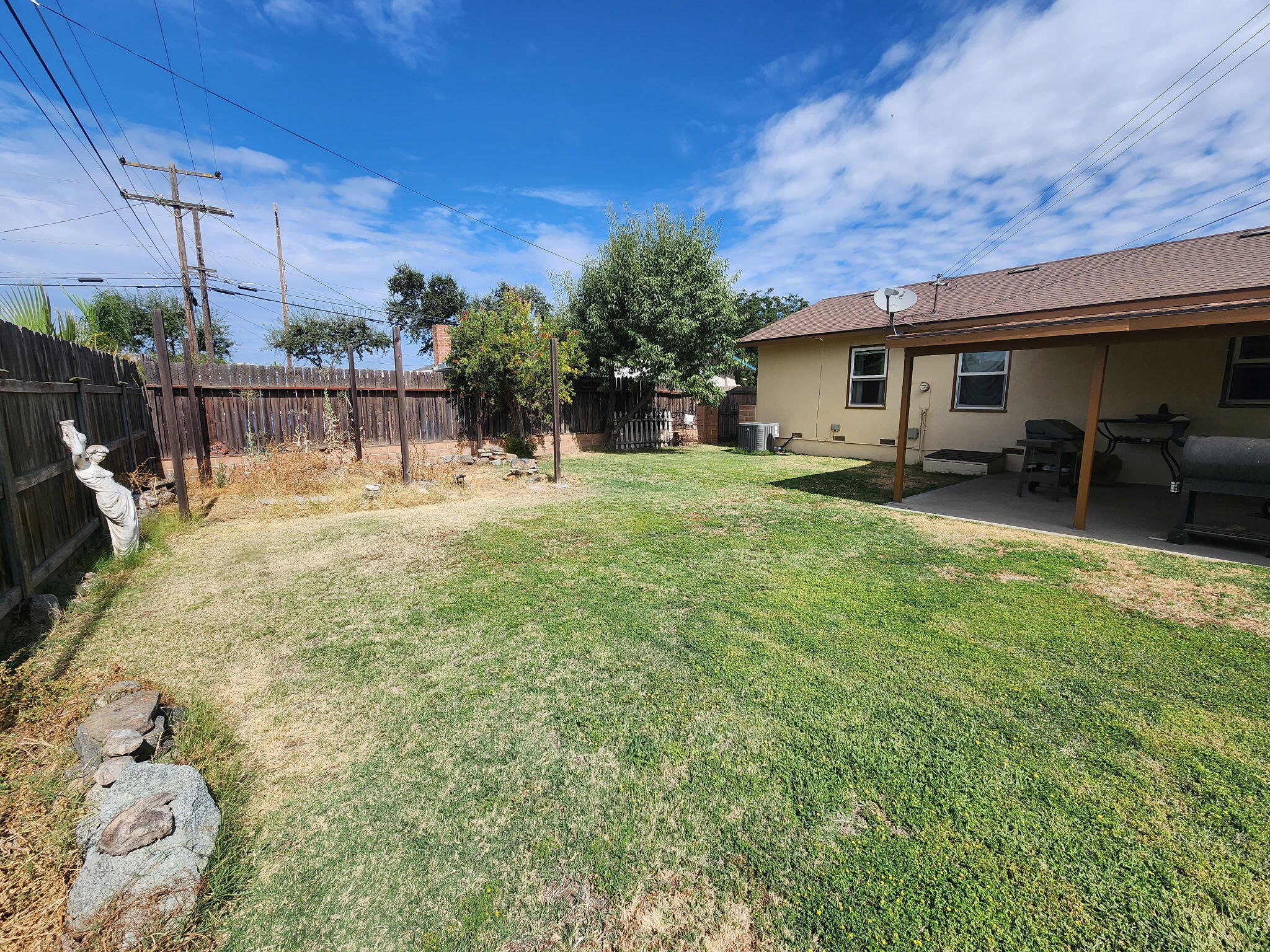 2925 E Meadow Ave, Visalia, CA 93292