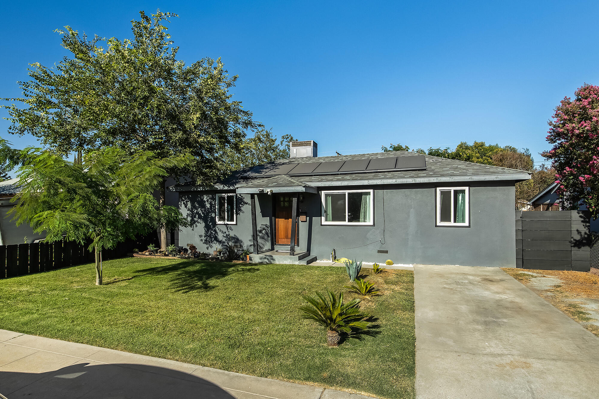 820 S Bradley St, Visalia, CA 93292