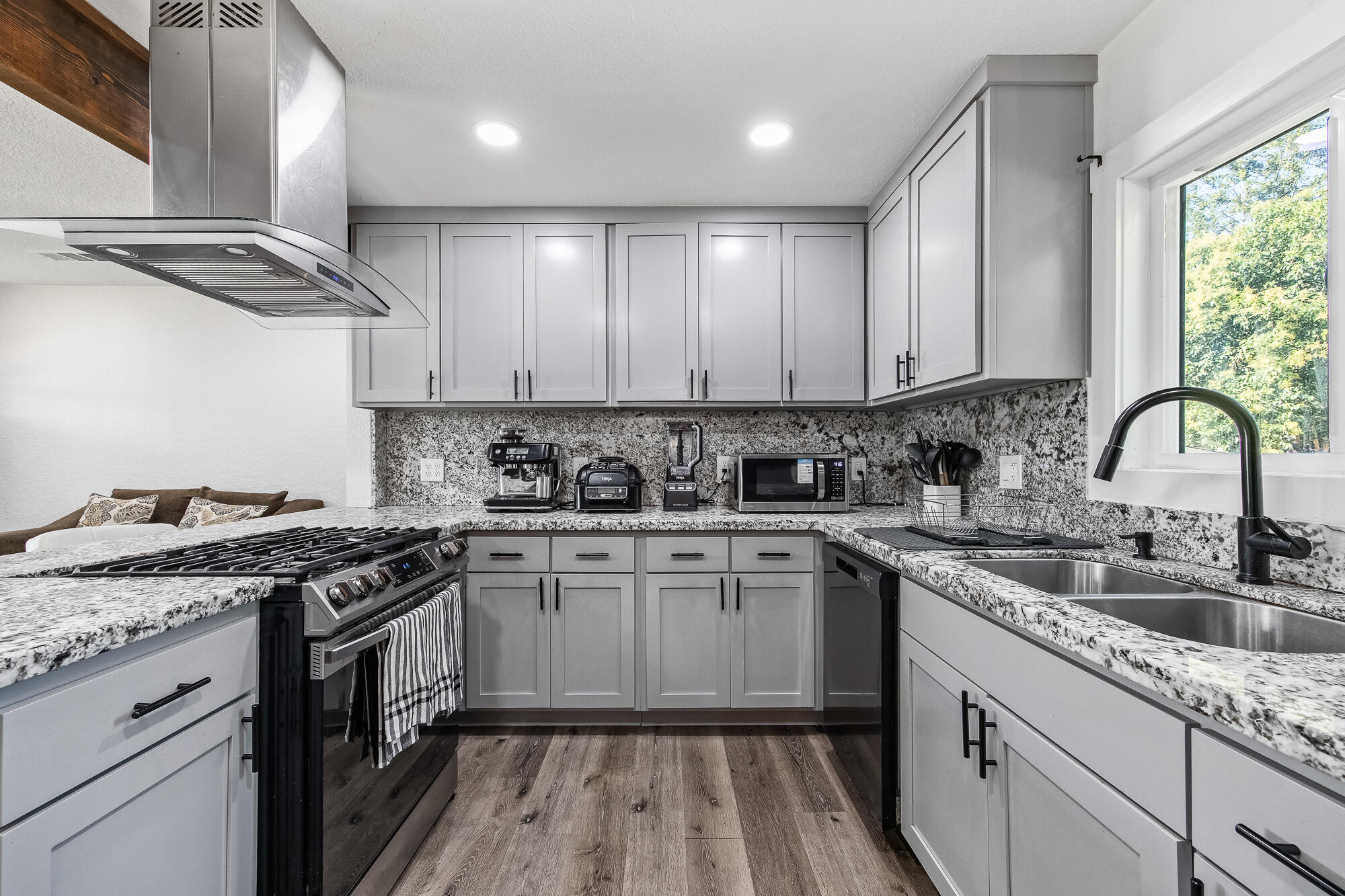 820 S Bradley St, Visalia, CA 93292