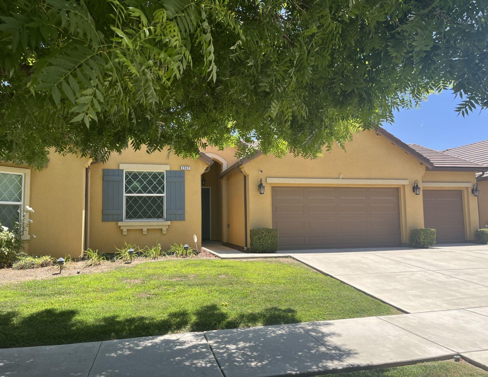3537 W Delaware Ct, Visalia, CA 93291