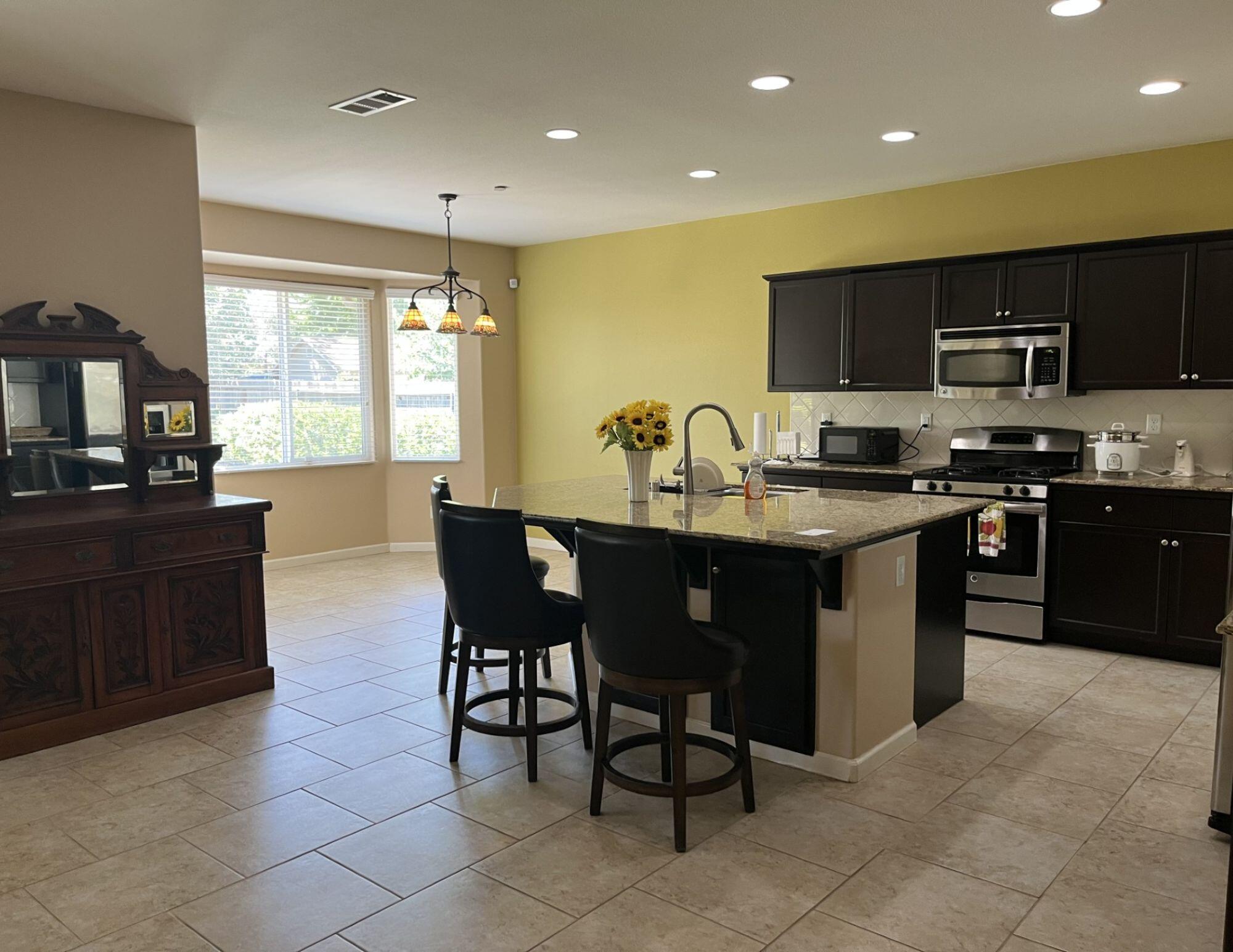 3537 W Delaware Ct, Visalia, CA 93291