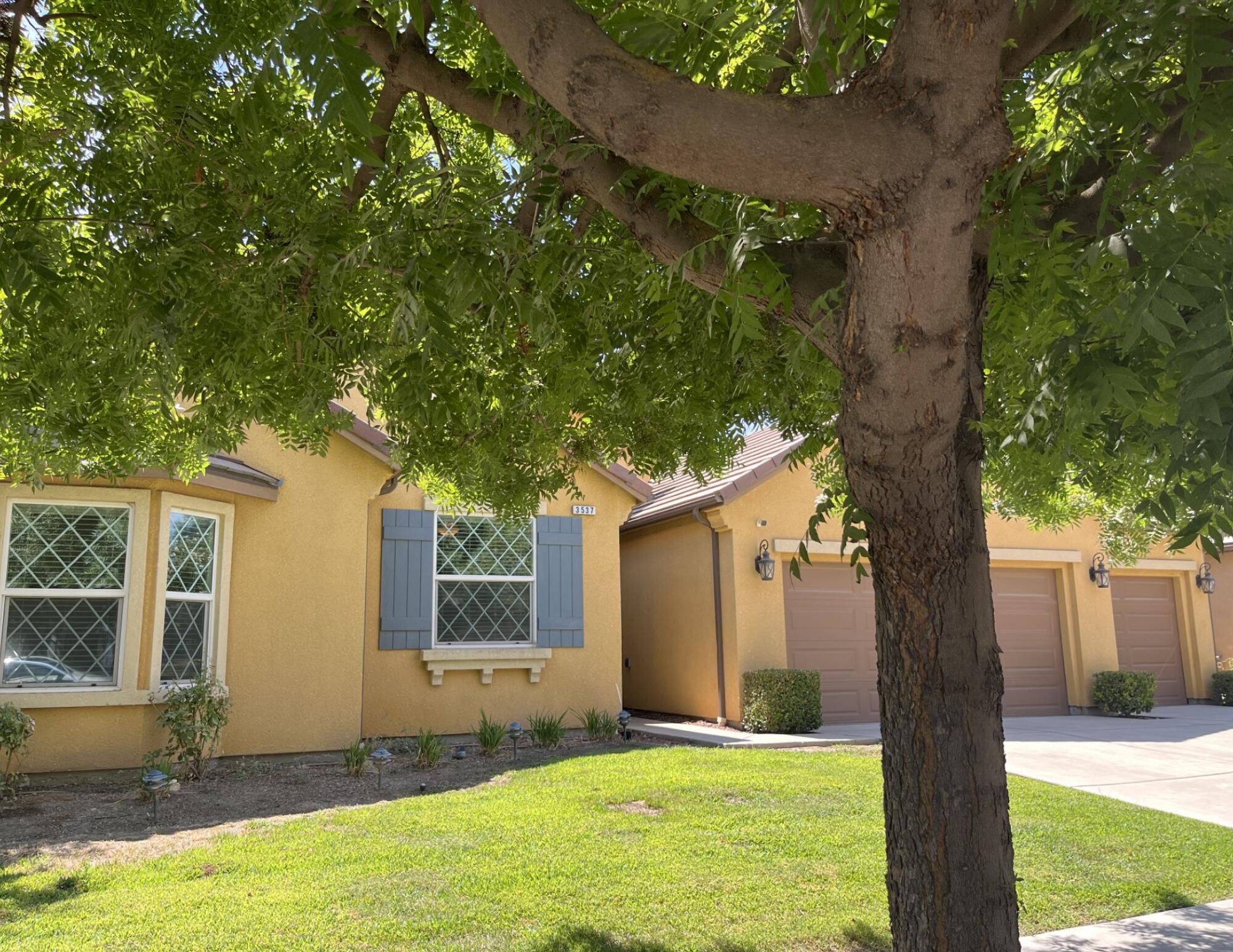 3537 W Delaware Ct, Visalia, CA 93291