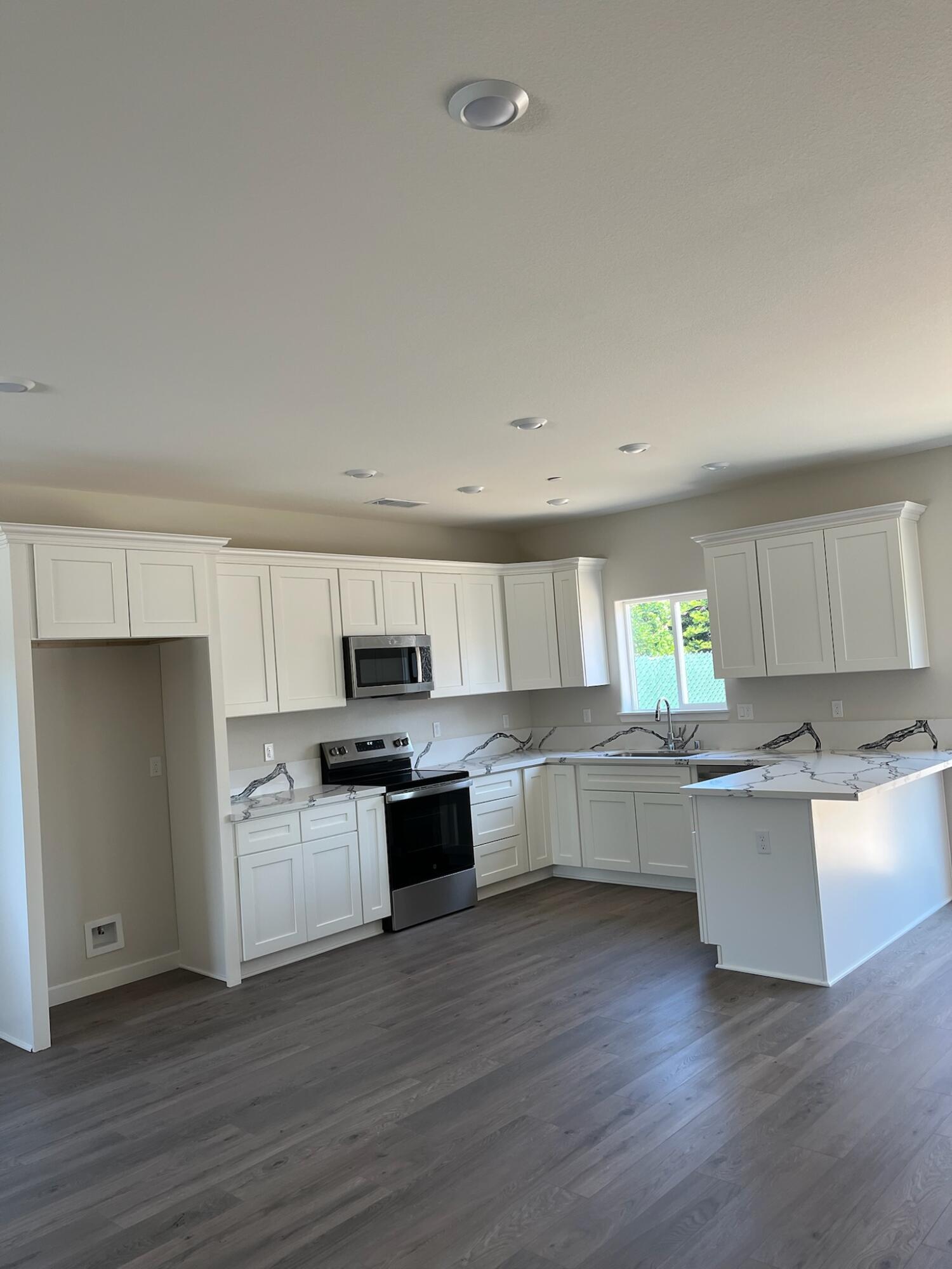 929 W 6th St, Merced, CA 95341