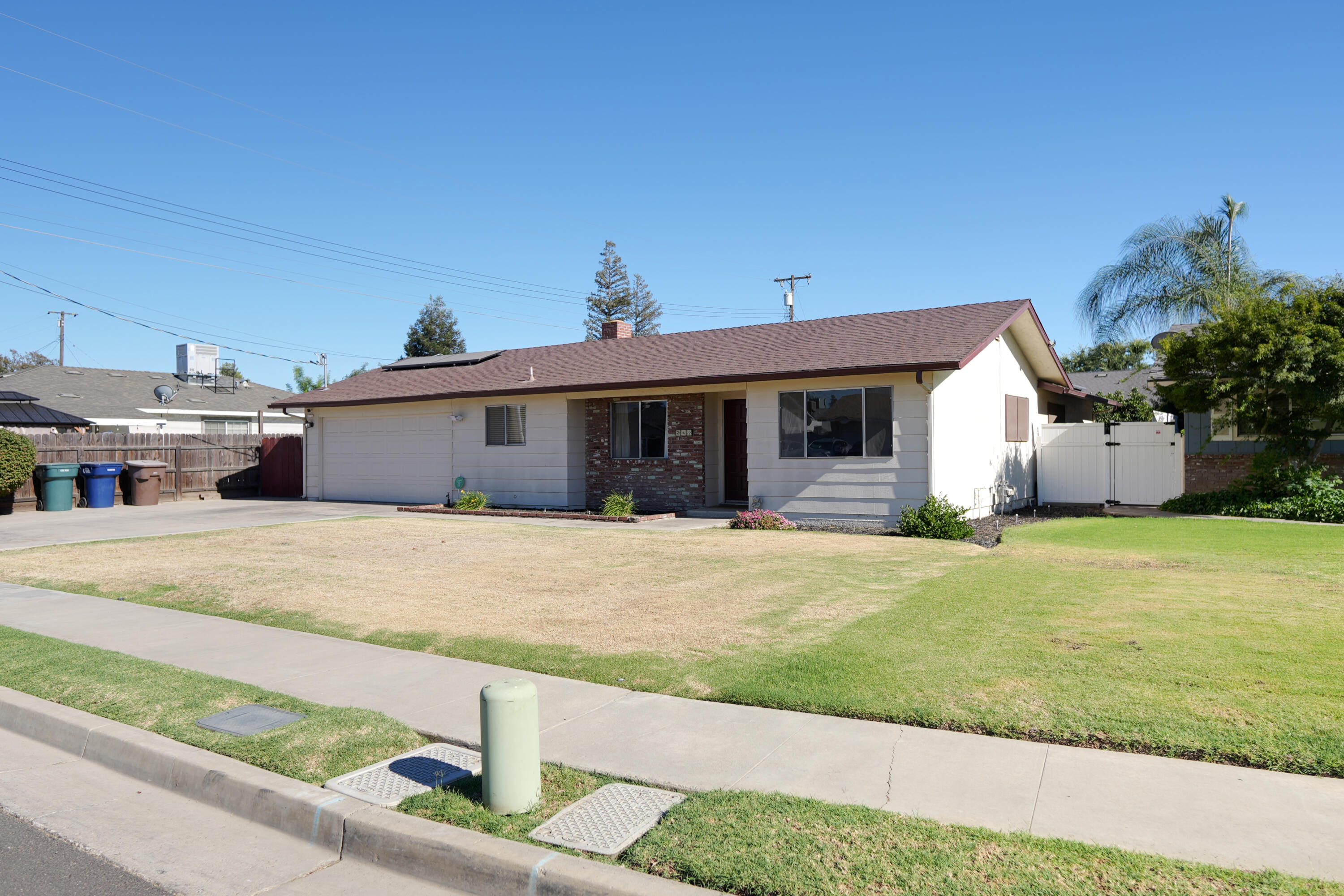 241 E Berkeley Ave, Tulare, CA 93274