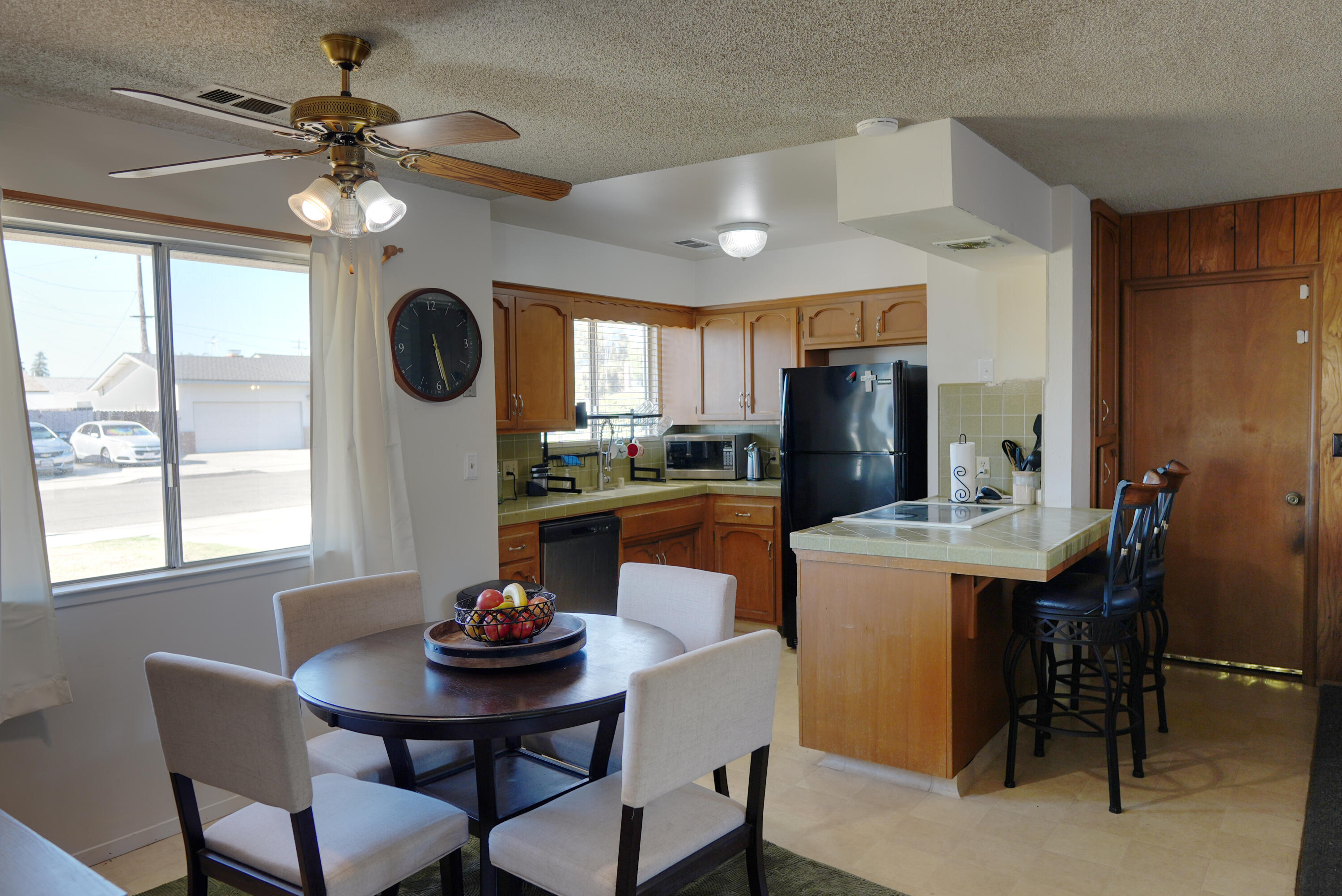 241 E Berkeley Ave, Tulare, CA 93274