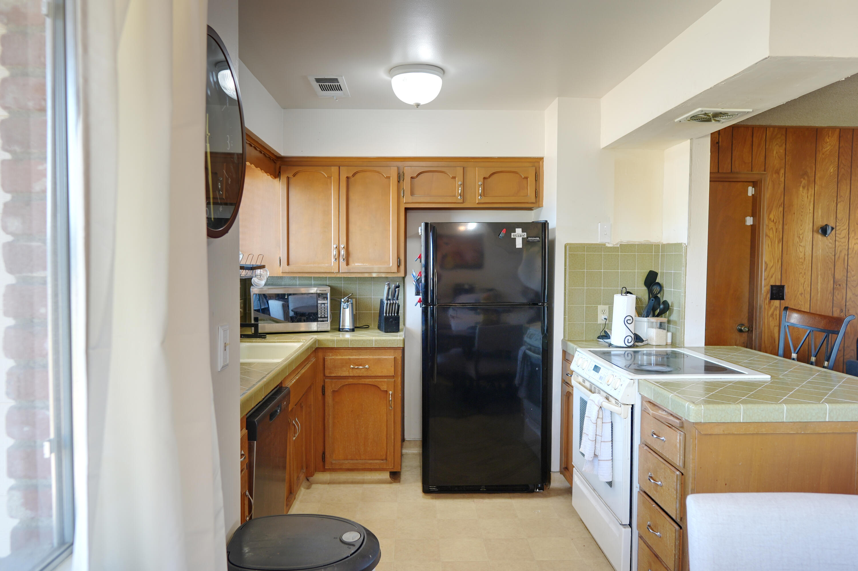 241 E Berkeley Ave, Tulare, CA 93274