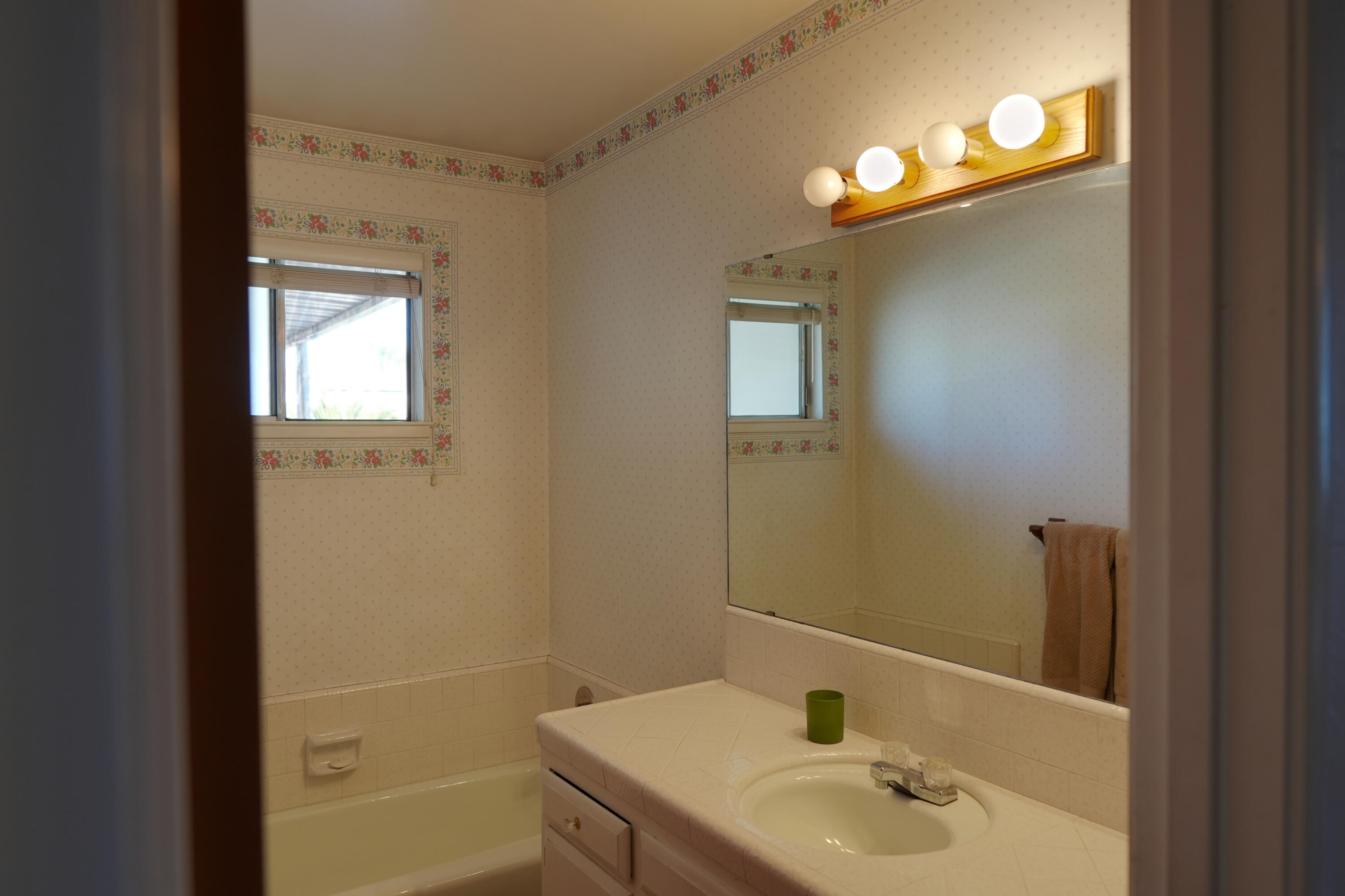 241 E Berkeley Ave, Tulare, CA 93274