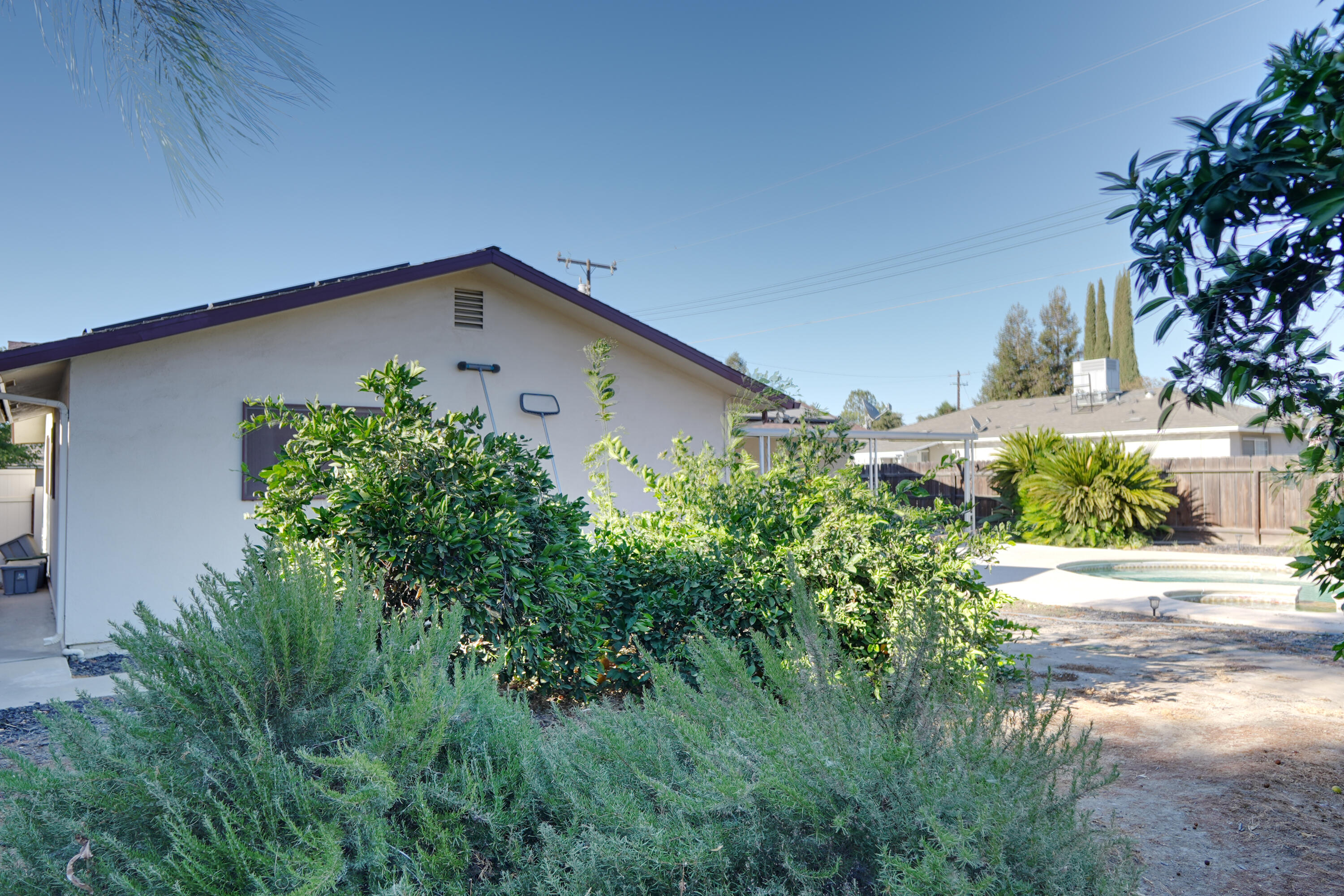 241 E Berkeley Ave, Tulare, CA 93274