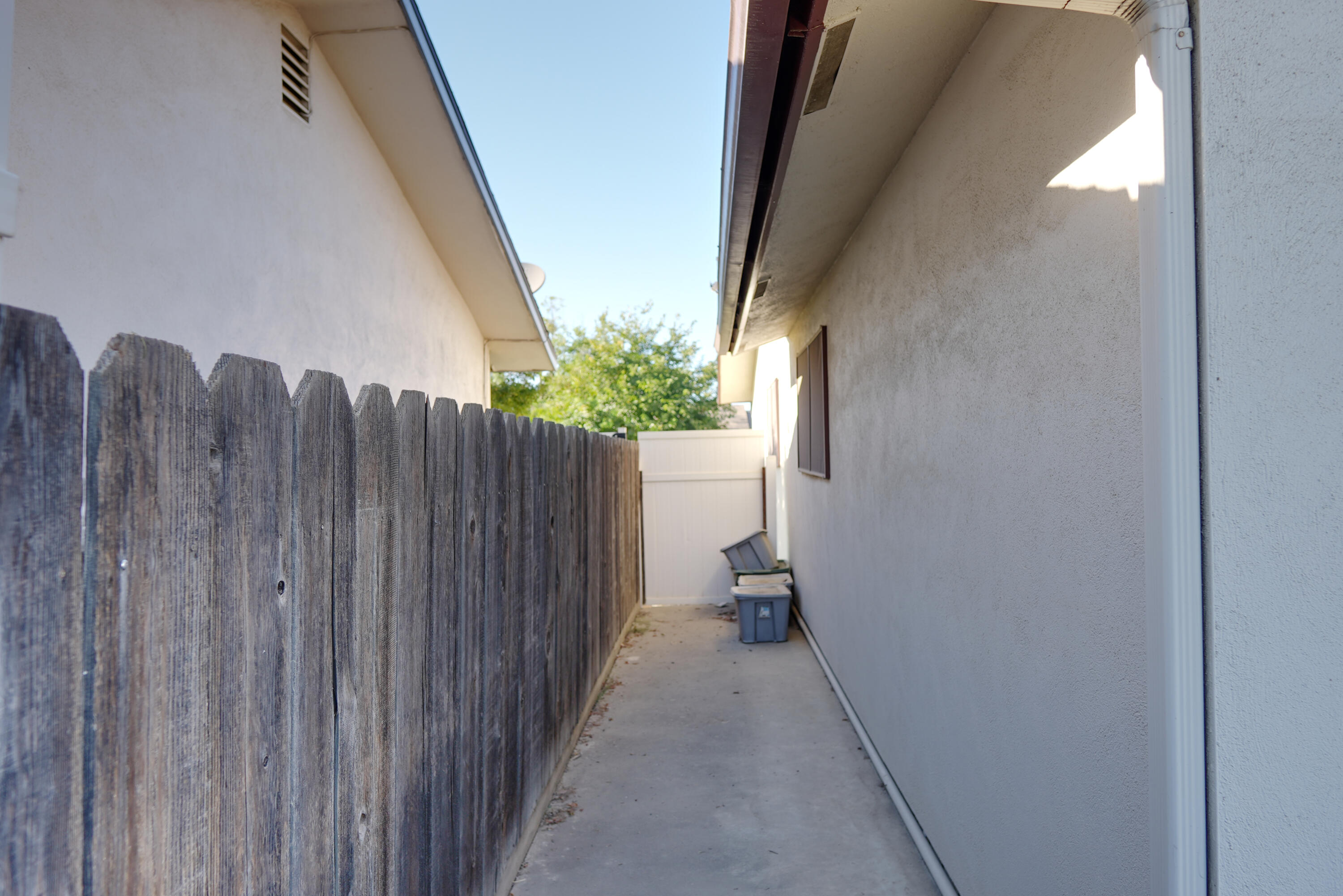 241 E Berkeley Ave, Tulare, CA 93274