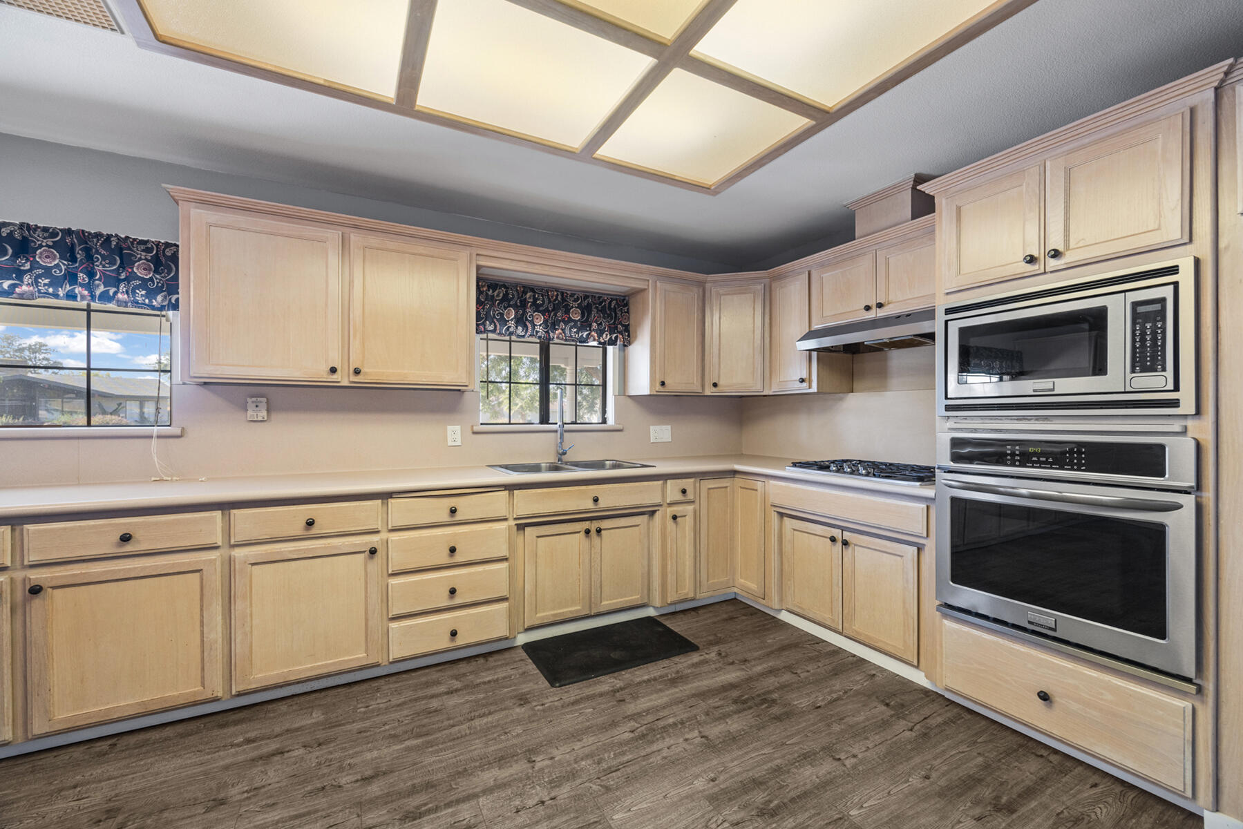 2242 E Howard Ave, Visalia, CA 93292