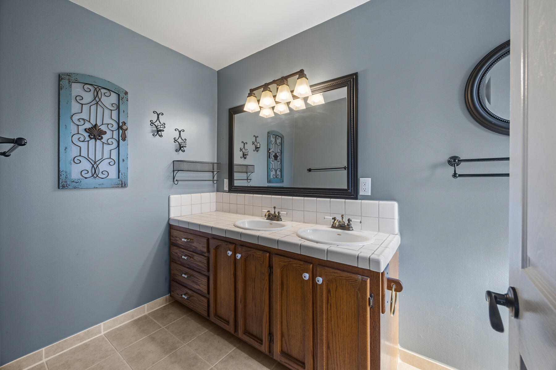 2242 E Howard Ave, Visalia, CA 93292