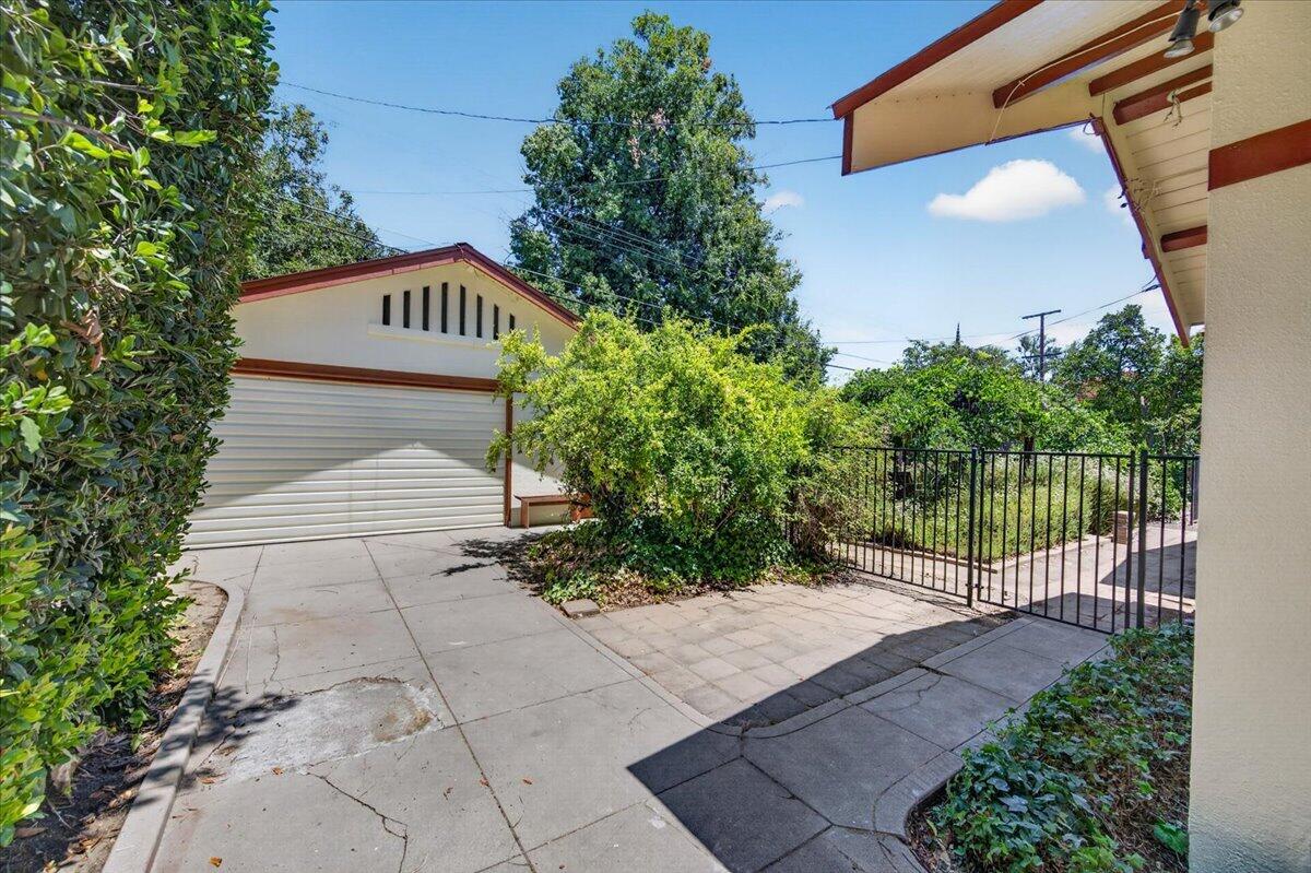 641 E Yale Ave, Fresno, CA 93704