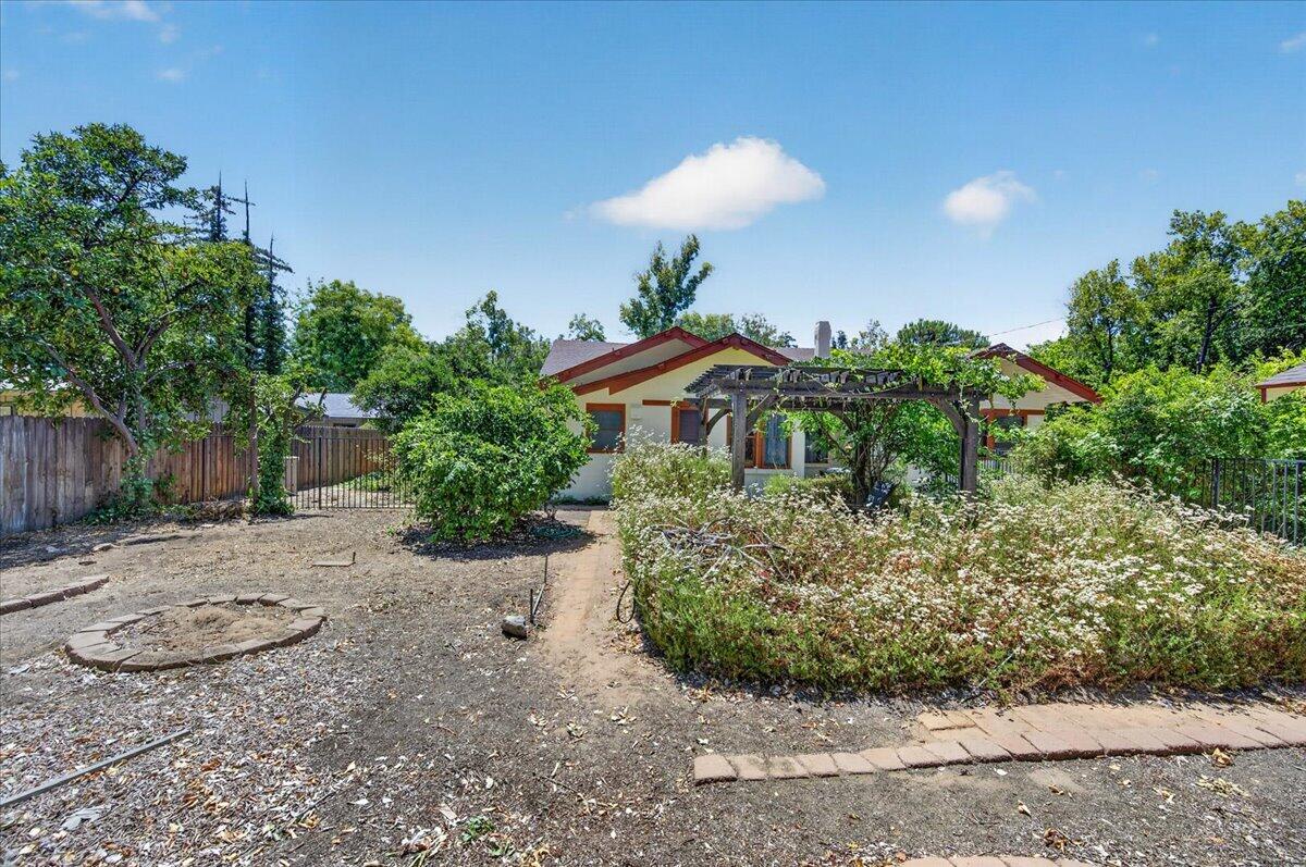 641 E Yale Ave, Fresno, CA 93704